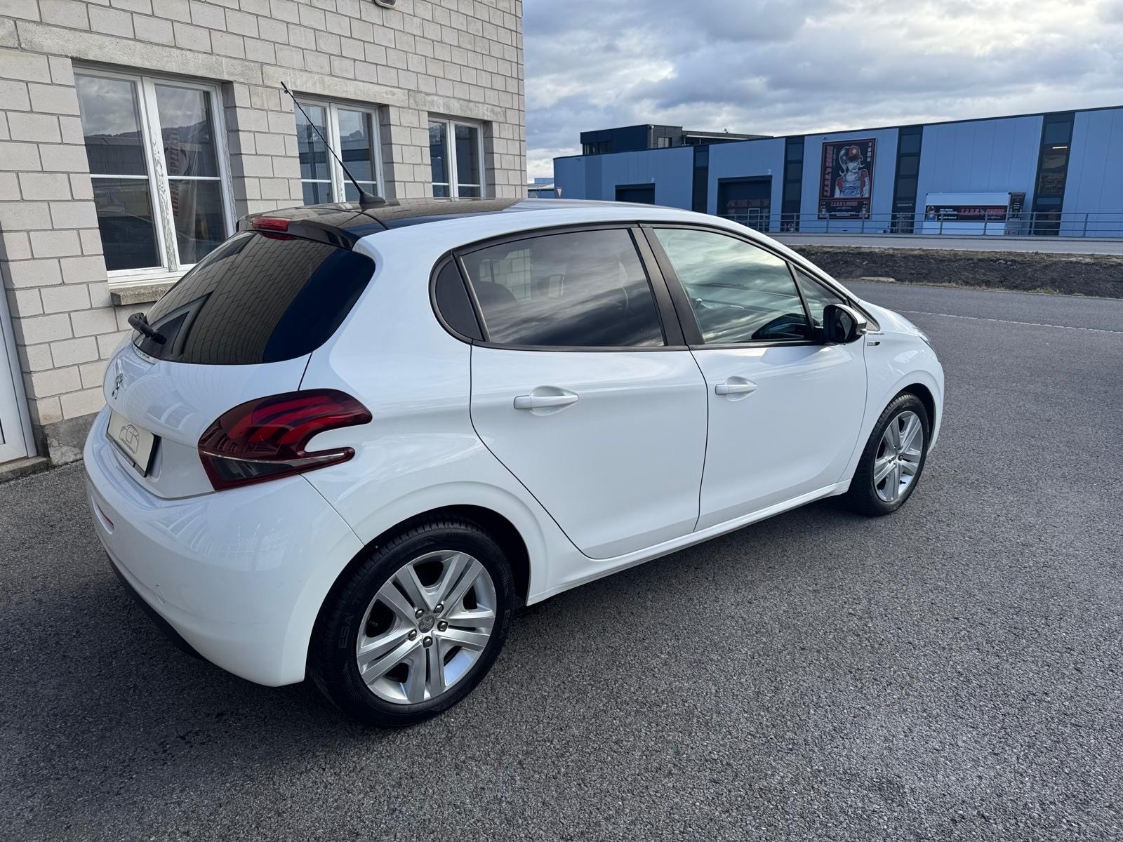PEUGEOT 208 1.2 PureTech Style-image-4