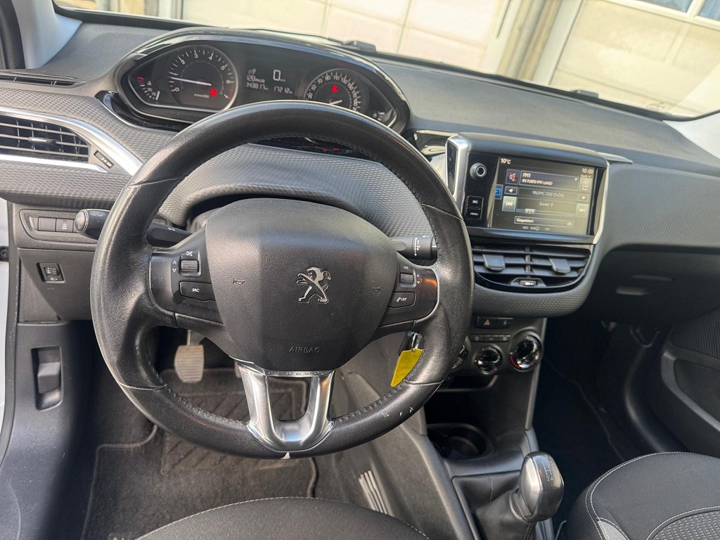 PEUGEOT 208 1.2 PureTech Style-image-9