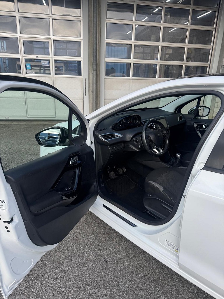 PEUGEOT 208 1.2 PureTech Style-image-8