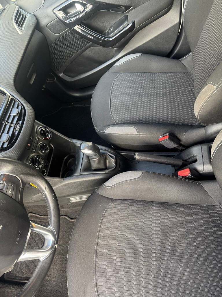 PEUGEOT 208 1.2 PureTech Style-image-10
