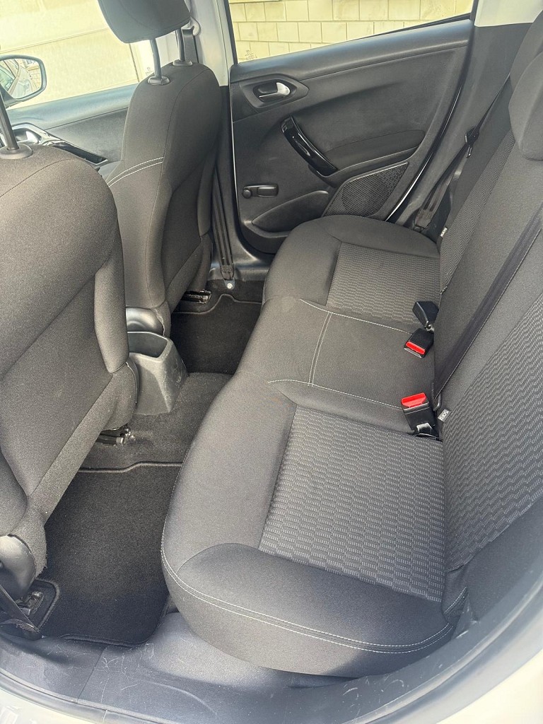 PEUGEOT 208 1.2 PureTech Style-image-11