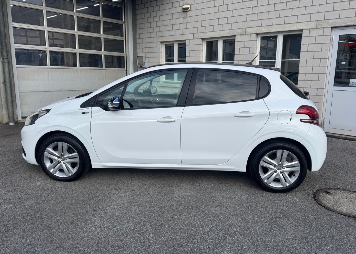 PEUGEOT 208 1.2 PureTech Style-image-7