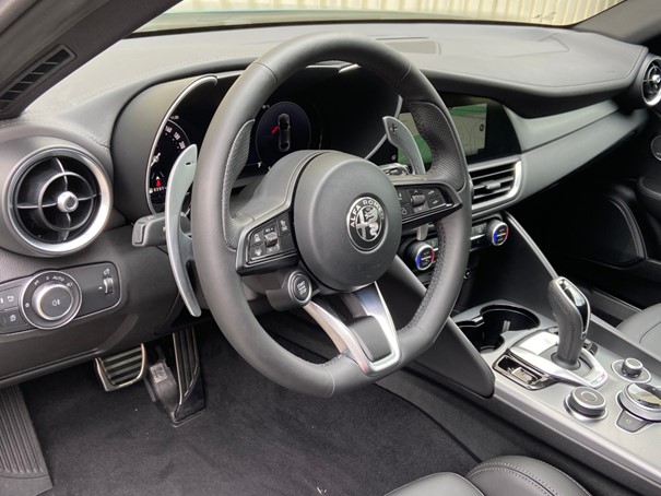 ALFA ROMEO Giulia 2.0 Veloce Premium Sky Q4 AT8-image-4