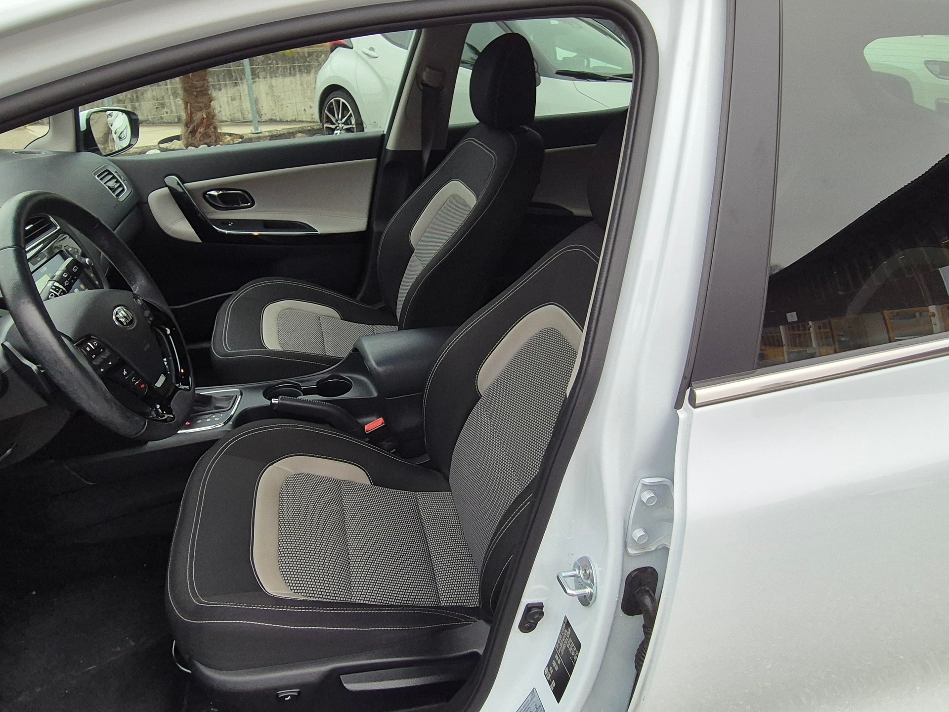 KIA Cee'd Sportswagon 1.6 GDi Swiss Champion DCT-image-14