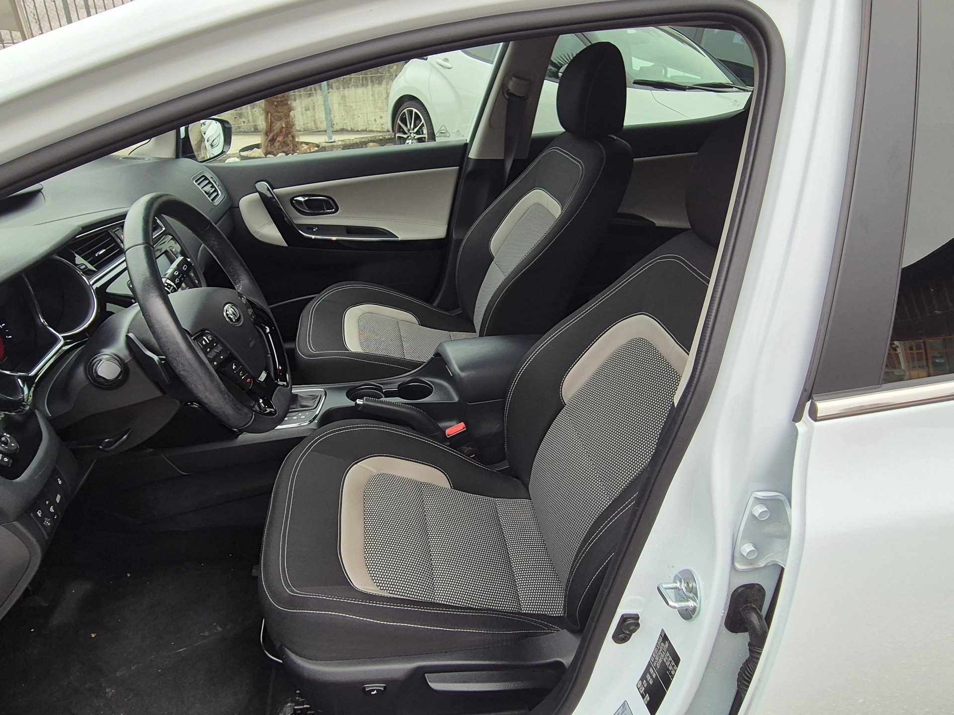 KIA Cee'd Sportswagon 1.6 GDi Swiss Champion DCT-image-13