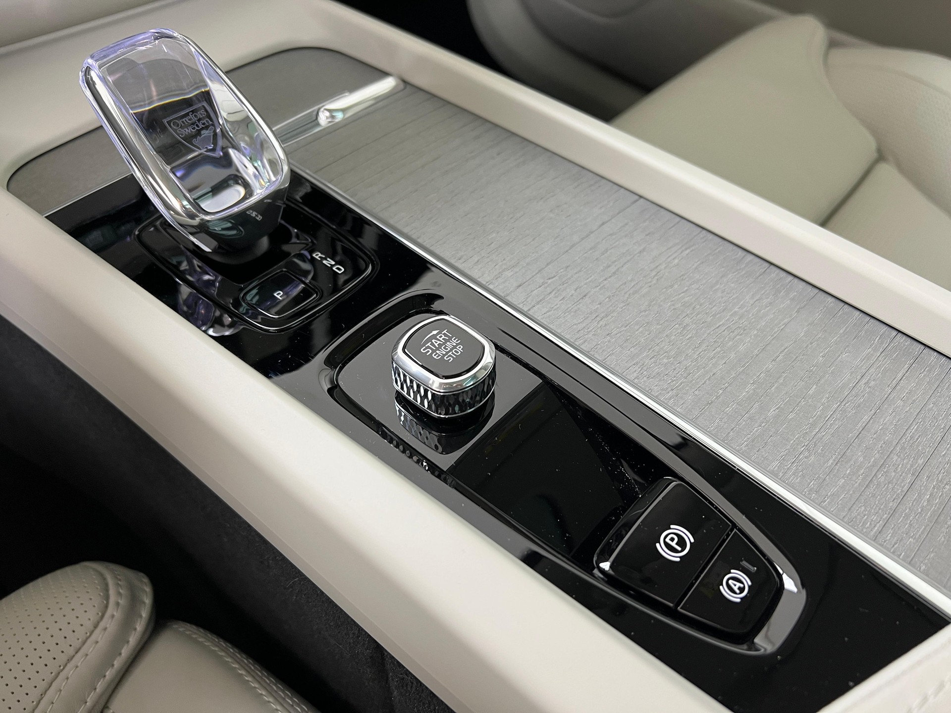 VOLVO XC60 2.0 T8 TE Plus Bright eAWD / Jetzt mit attraktivem 1.9% Leasing!-image-18