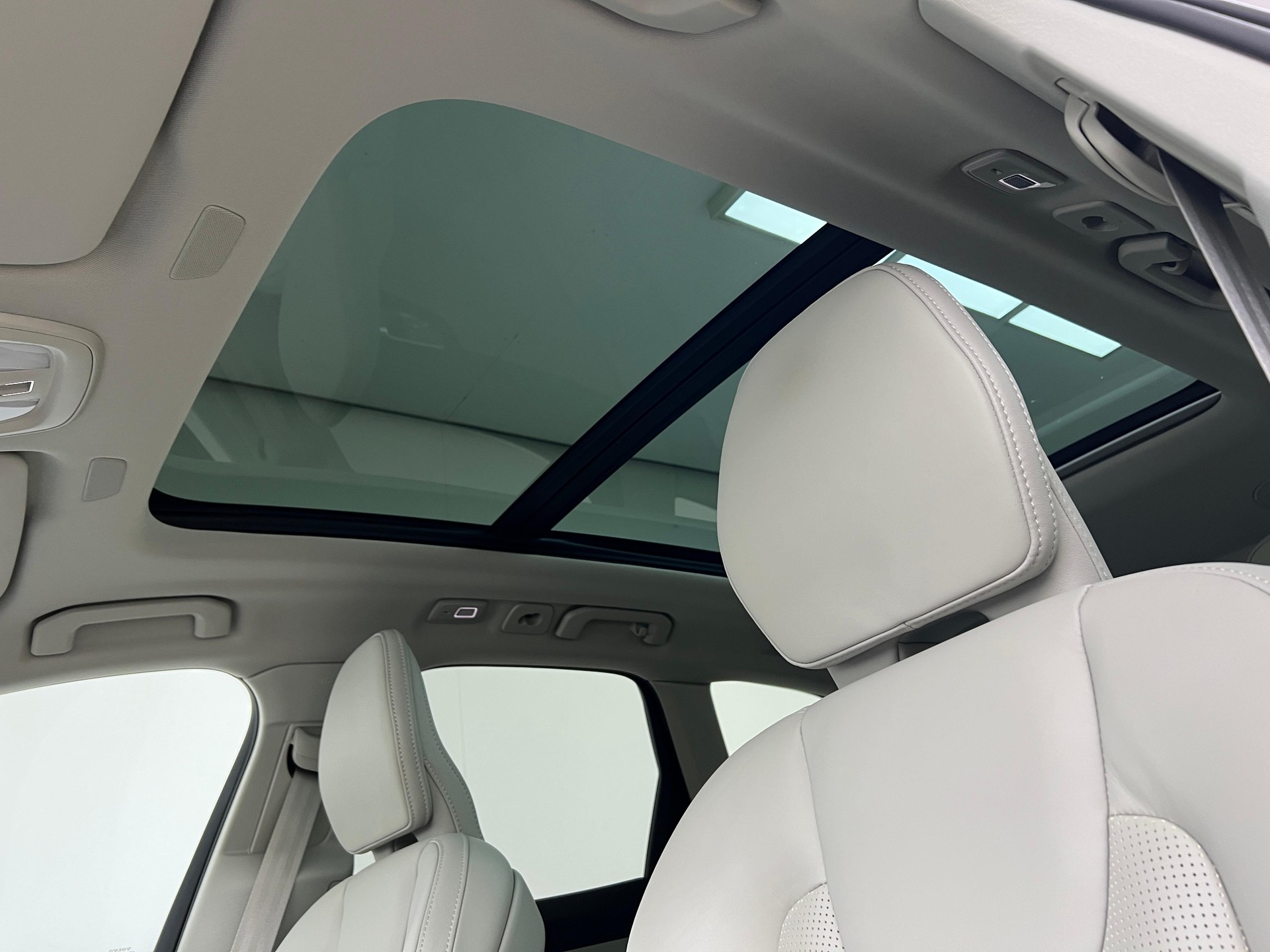 VOLVO XC60 2.0 T8 TE Plus Bright eAWD / Jetzt mit attraktivem 1.9% Leasing!-image-25