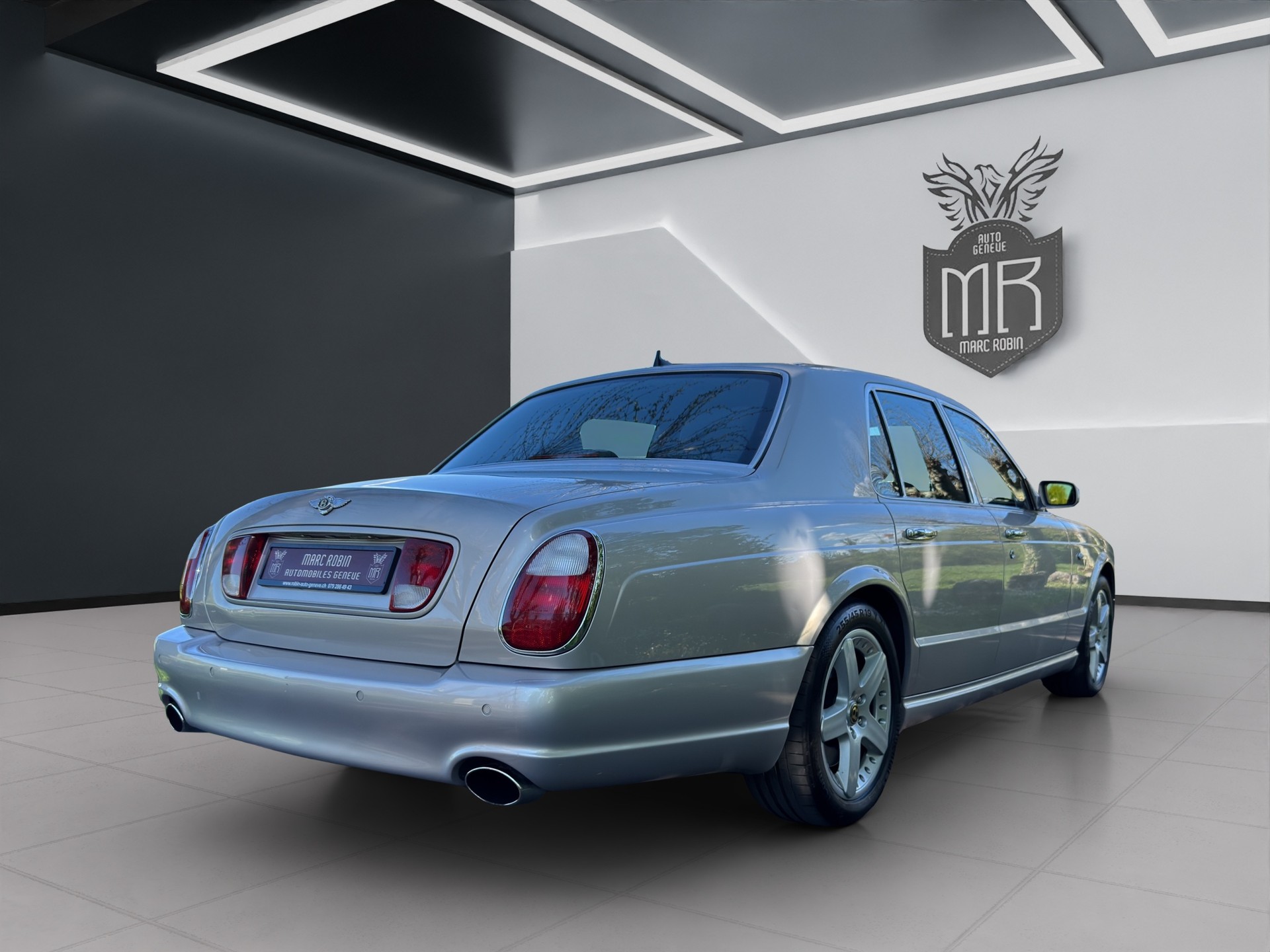 BENTLEY Arnage T-showroom-element-3