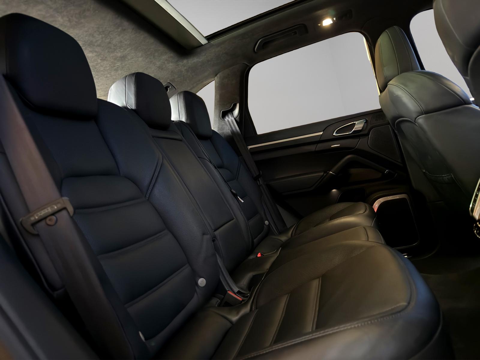 PORSCHE Cayenne Turbo-image-21