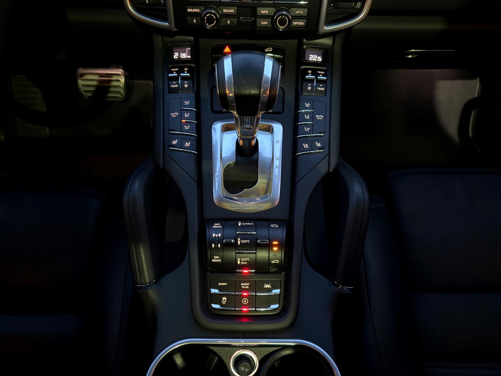 PORSCHE Cayenne Turbo-image-17