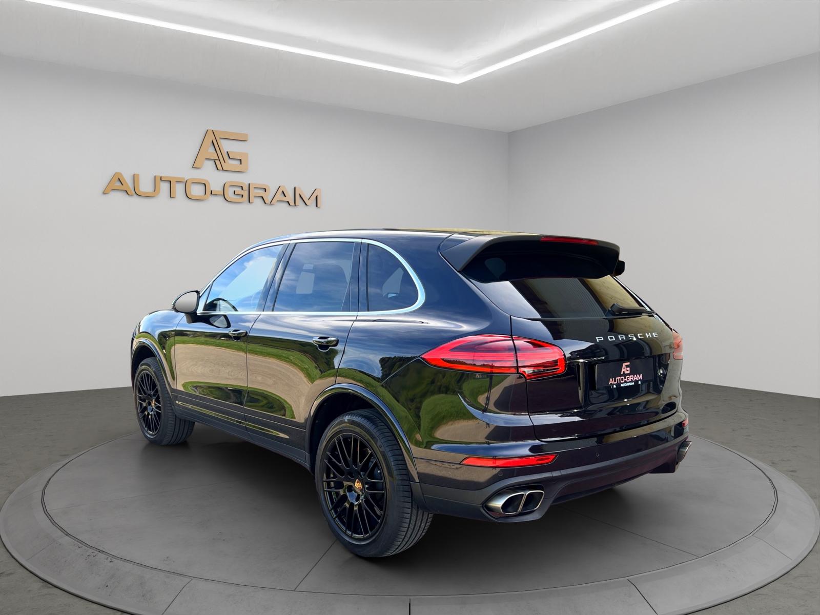 PORSCHE Cayenne Turbo-showroom-element-2