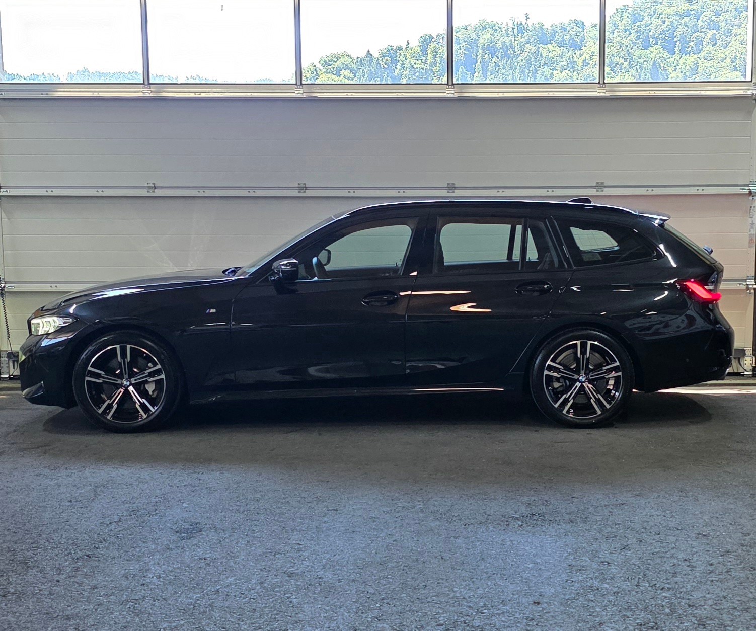 BMW 330i Touring xDrive Steptronic M Sport *SpeedControl*Sitzheizung*Rückfahrkamera*Ambiente*CarPlay/AndroidAuto*-showroom-element-1
