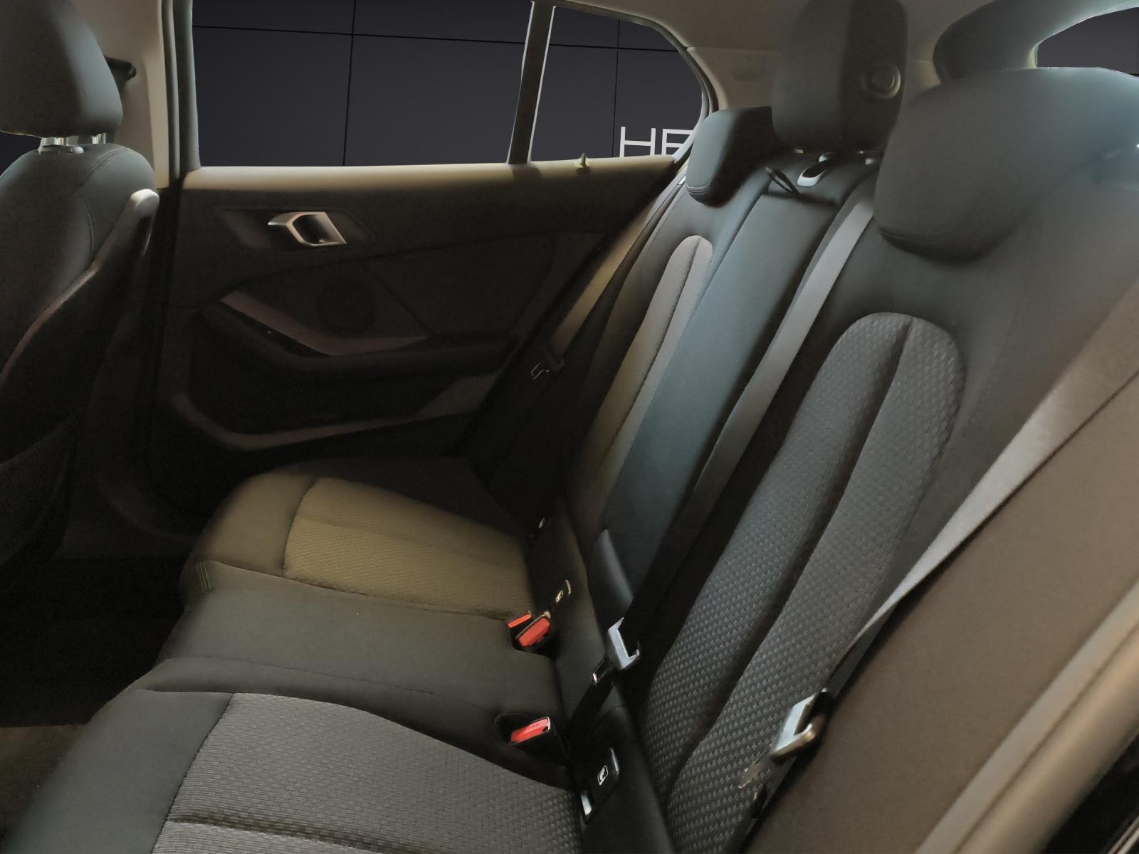 BMW 120d xDrive-image-12