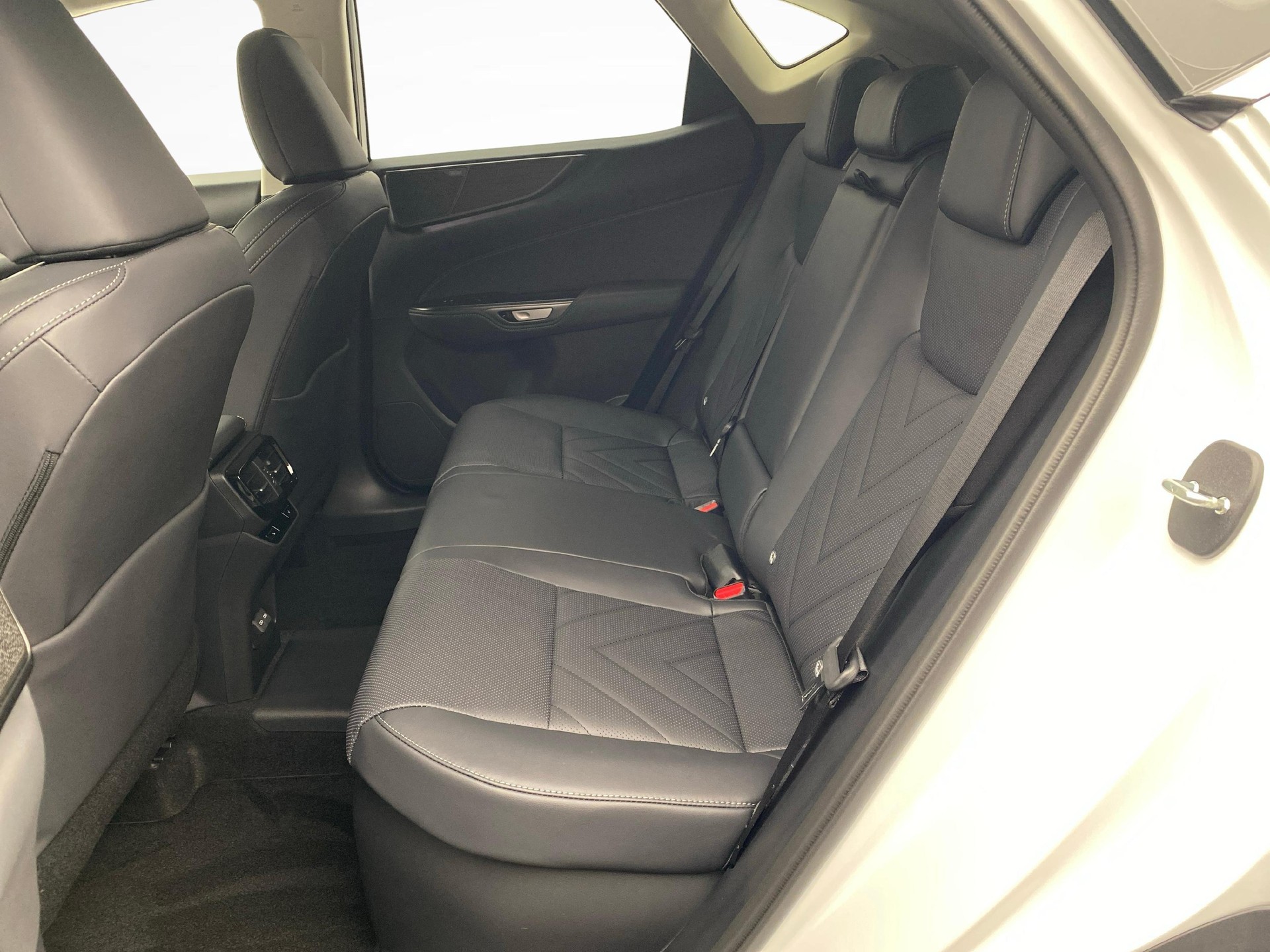 LEXUS NX 450h+ Excellence-showroom-element-3
