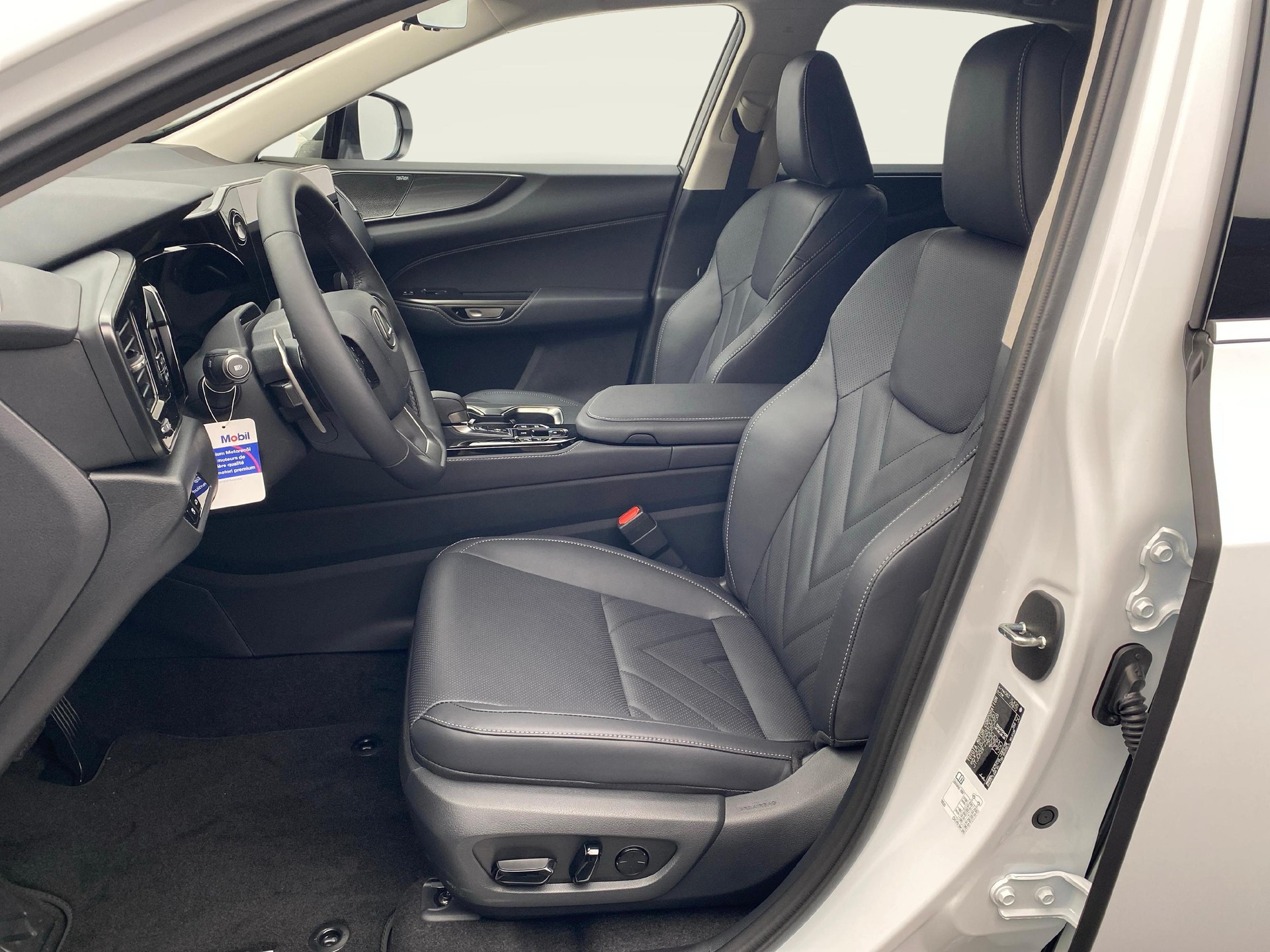 LEXUS NX 450h+ Excellence-showroom-element-2