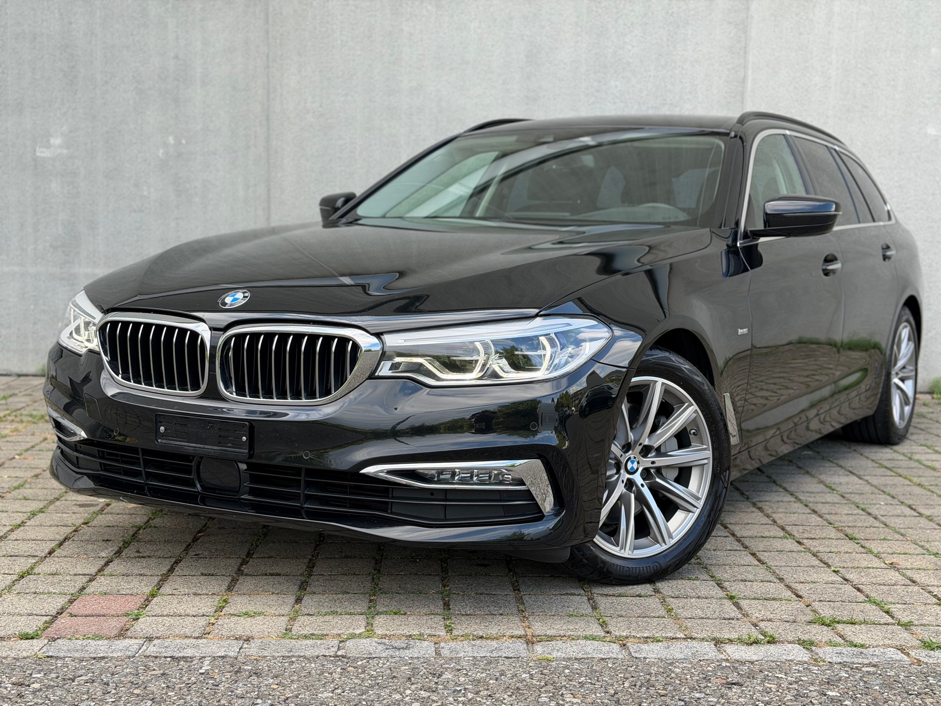 BMW 530d xDrive Touring Luxury Line Steptronic-showroom-element-1