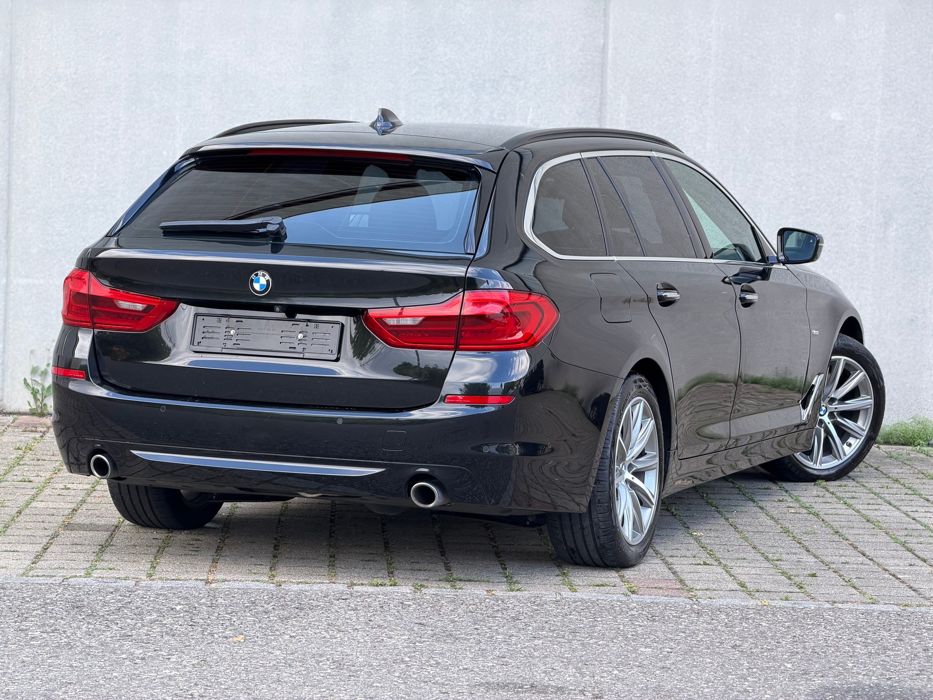 BMW 530d xDrive Touring Luxury Line Steptronic-showroom-element-3