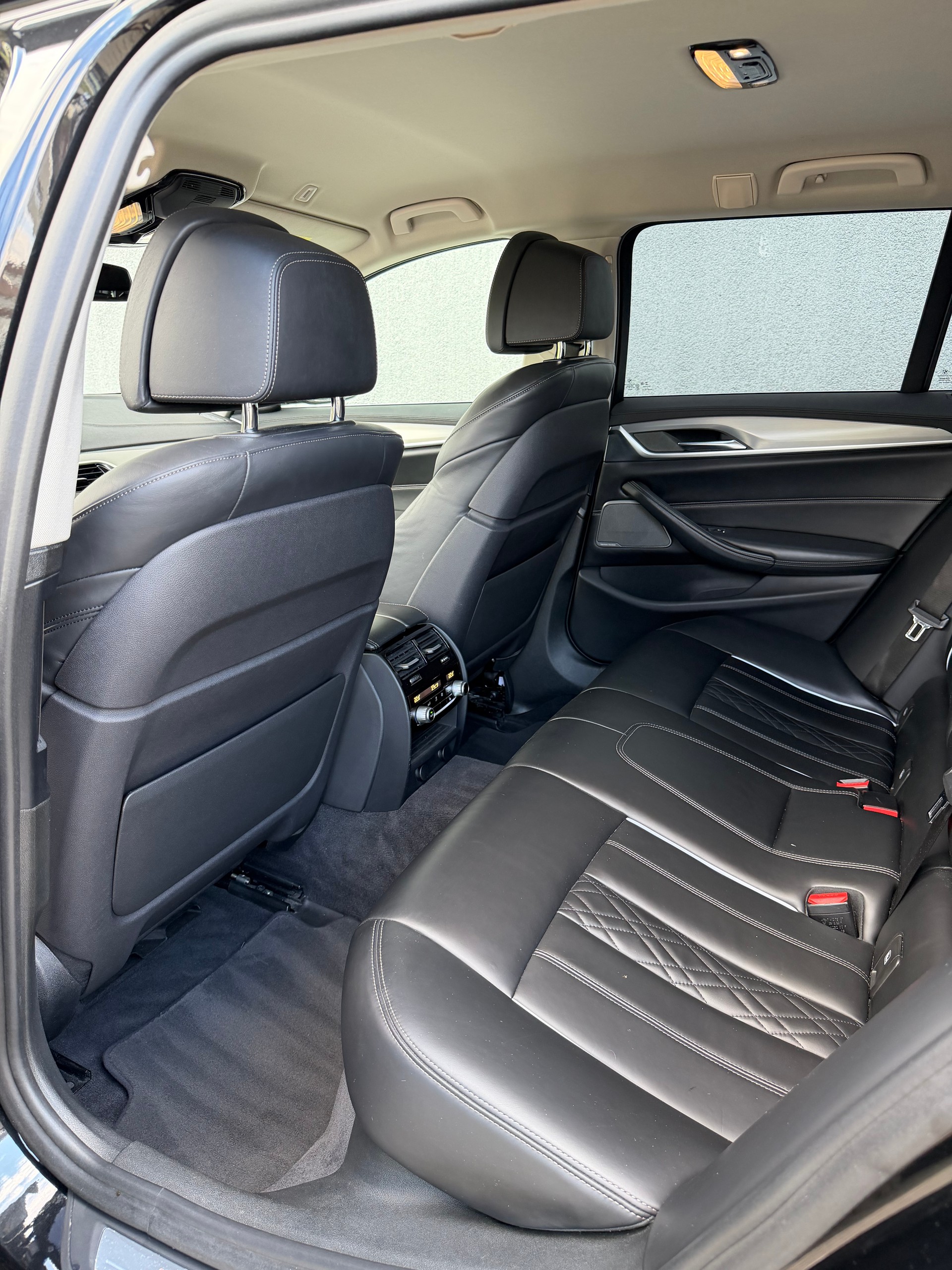 BMW 530d xDrive Touring Luxury Line Steptronic-image-8