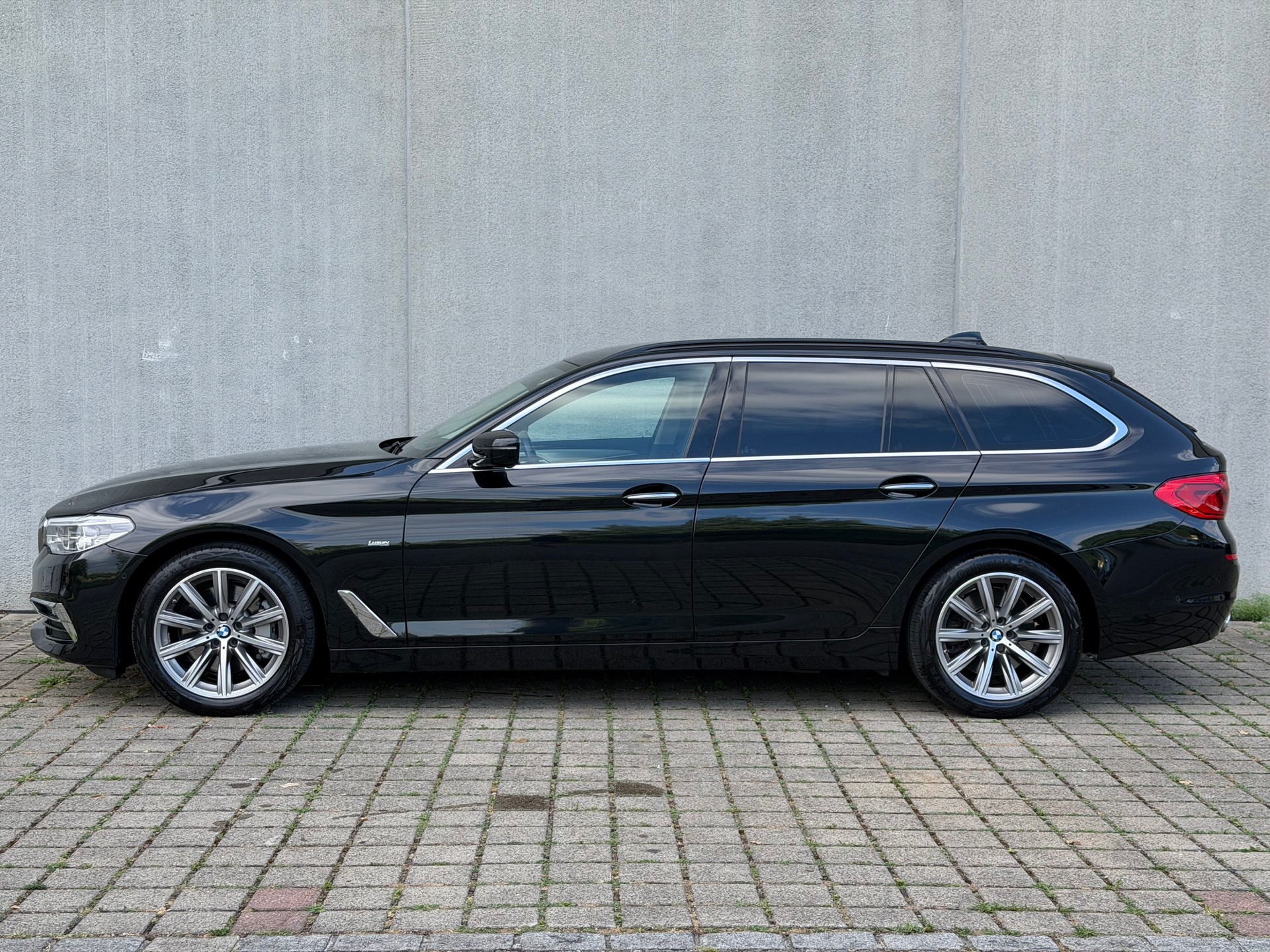 BMW 530d xDrive Touring Luxury Line Steptronic-showroom-element-2