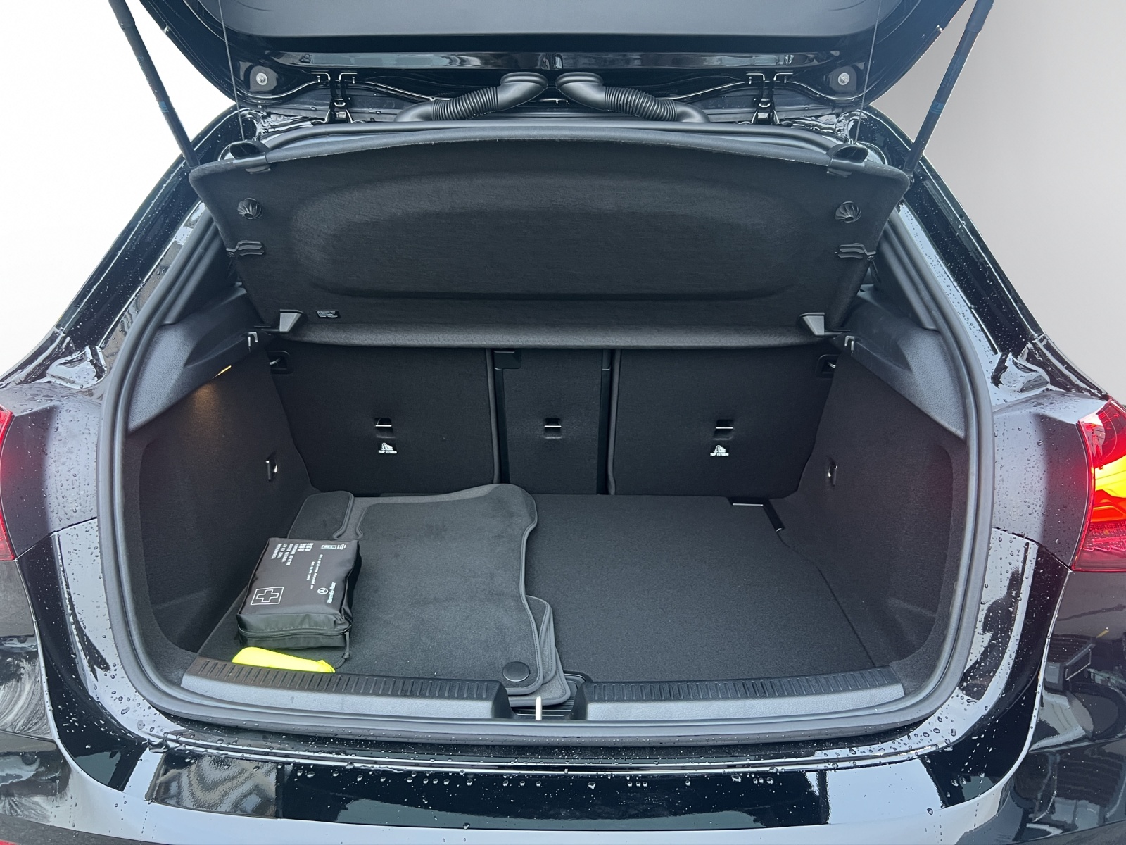 MERCEDES-BENZ A 220 4Matic 8G-DCT-image-10