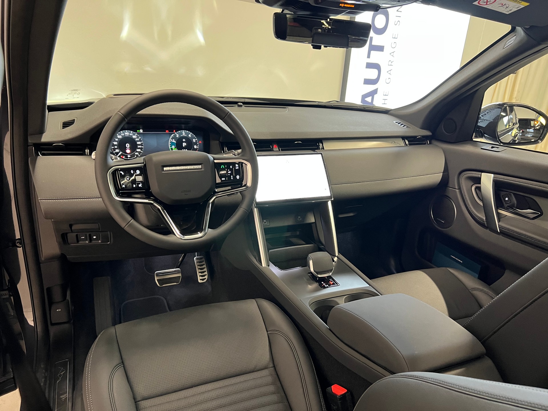 LAND ROVER Discovery Sport 1.5 T 270e Landmark-showroom-element-2