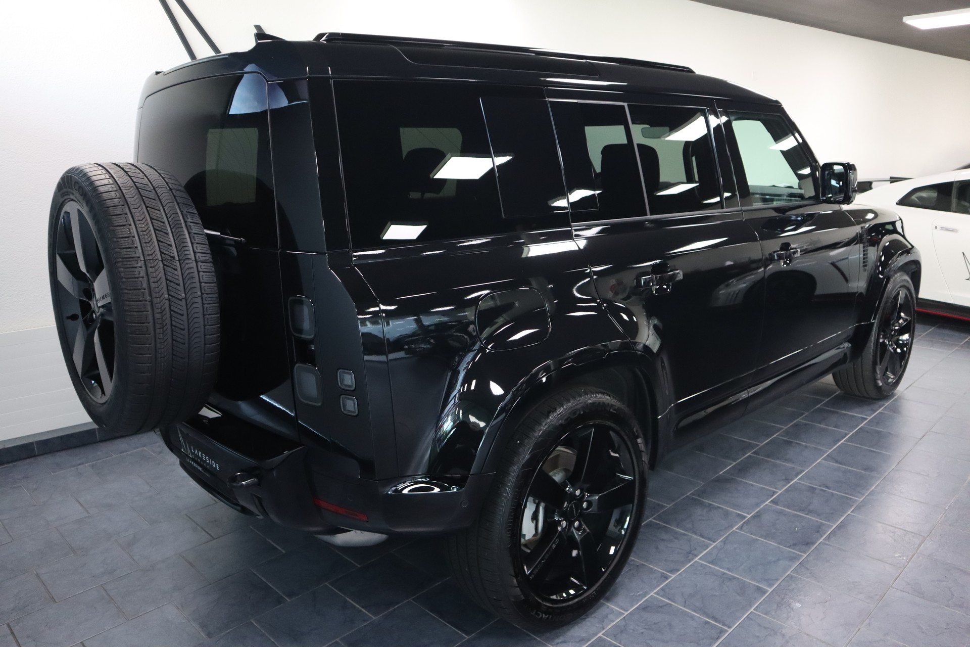 LAND ROVER Defender 110 3.0 D I6 350 X-Dynamic HSE AWD AT8-showroom-element-3