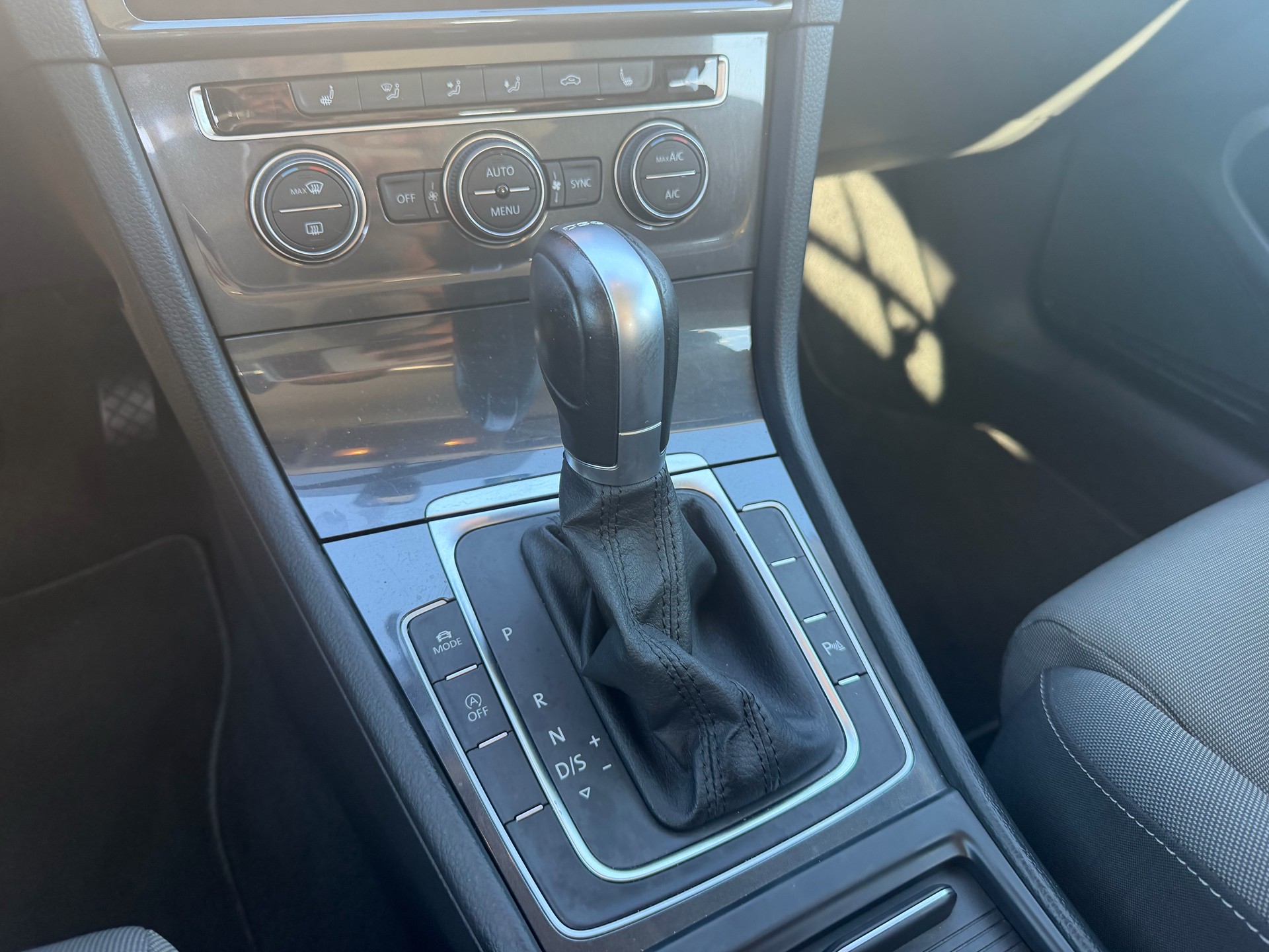 VW Golf Variant 2.0 TDI Comfortline DSG-image-12