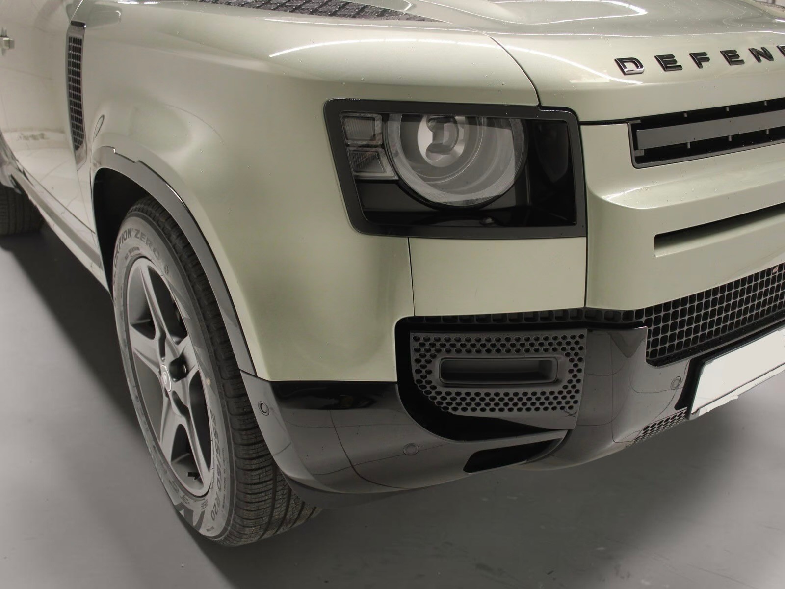 LAND ROVER Defender 110 3.0 D I6 300 X-Dynamic HSE AWD AT8-showroom-element-3