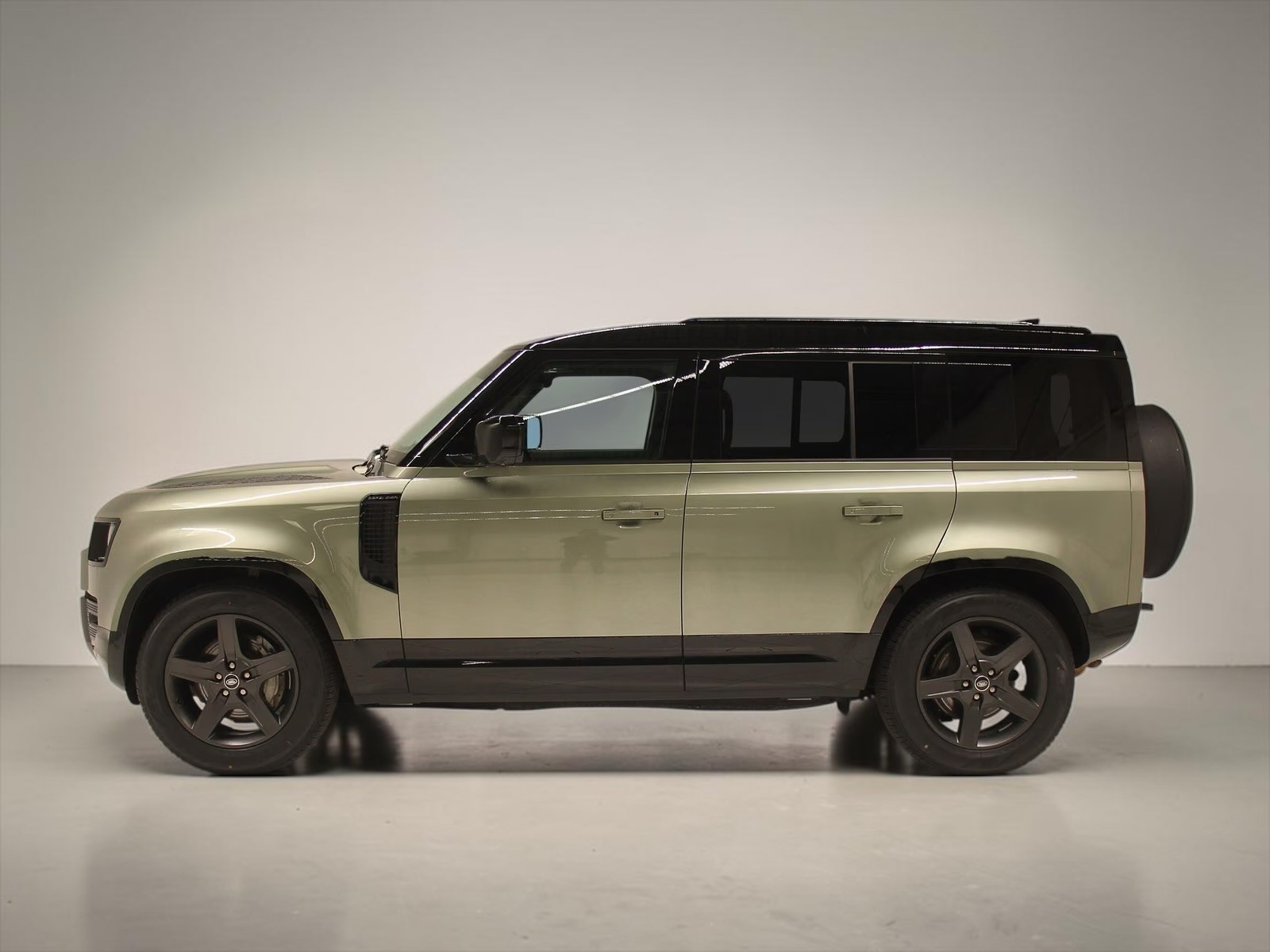 LAND ROVER Defender 110 3.0 D I6 300 X-Dynamic HSE AWD AT8-showroom-element-2