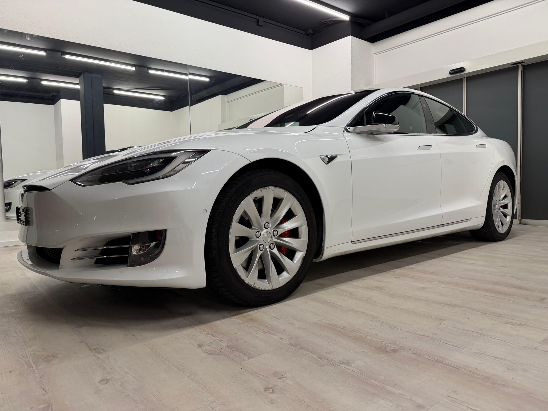 TESLA Model S 100 D Performance-showroom-element-1