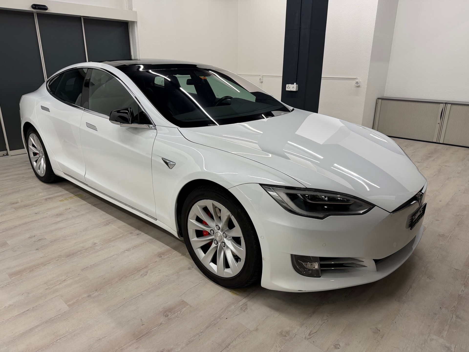 TESLA Model S 100 D Performance-showroom-element-3