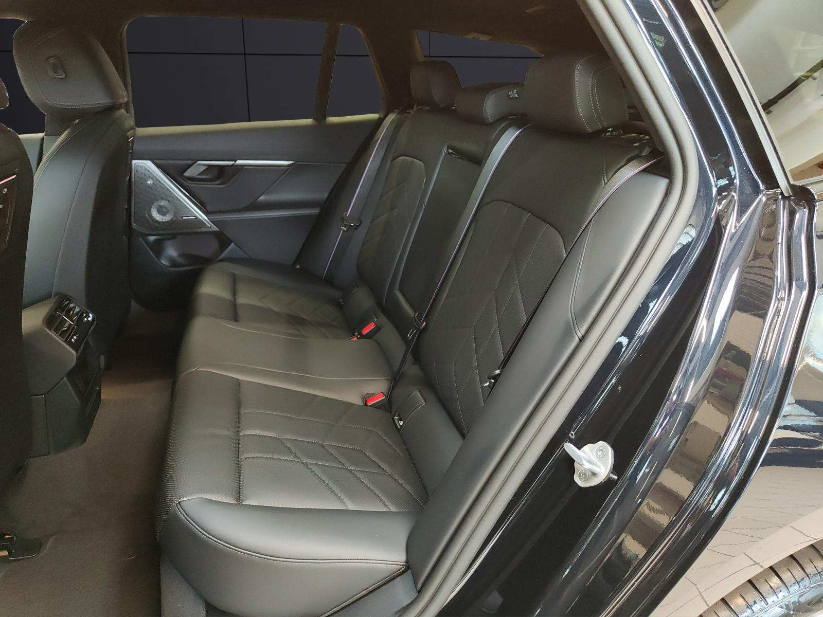 BMW 550e xDrive Touring-image-20