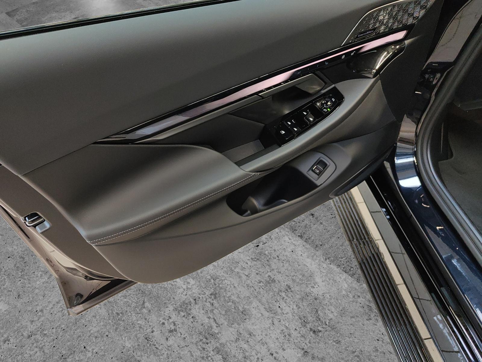 BMW 550e xDrive Touring-image-10