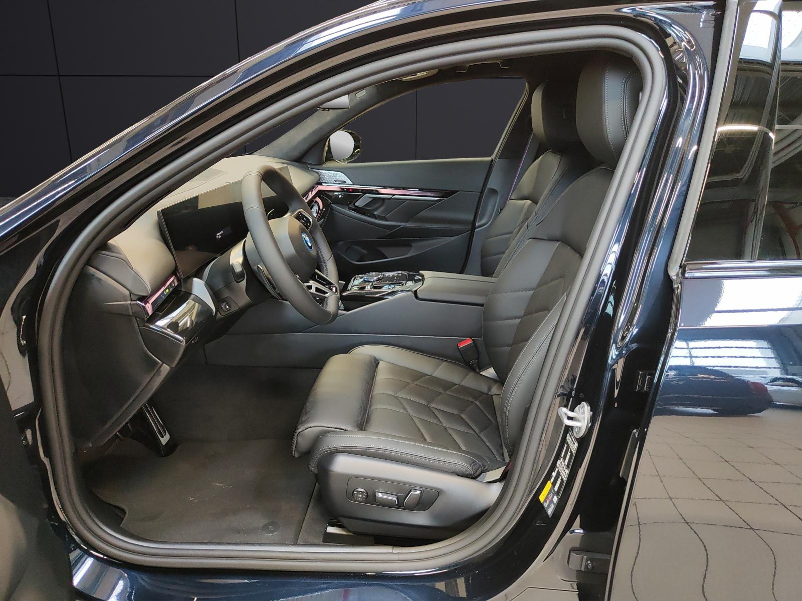 BMW 550e xDrive Touring-showroom-element-1