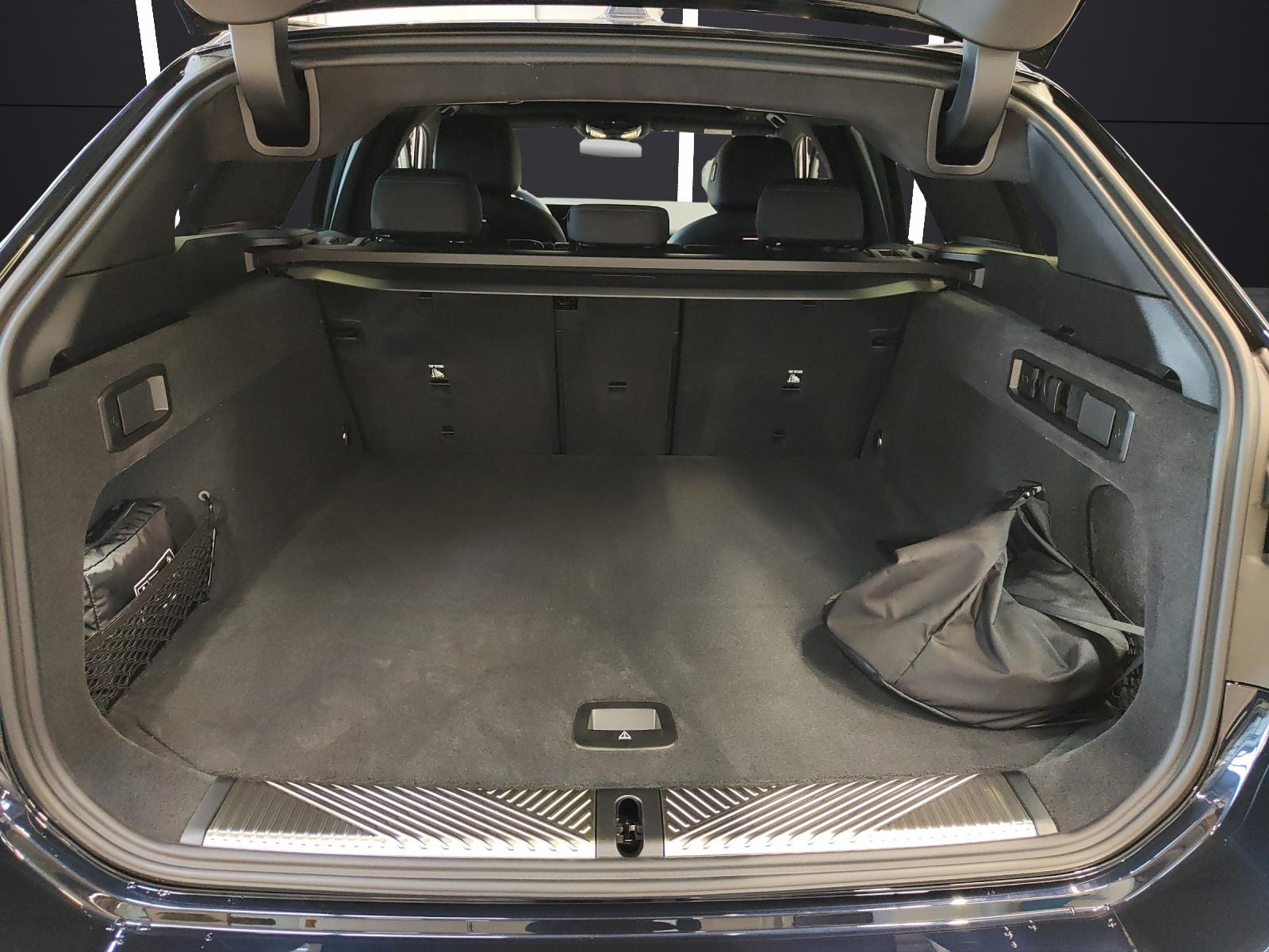 BMW 550e xDrive Touring-image-12