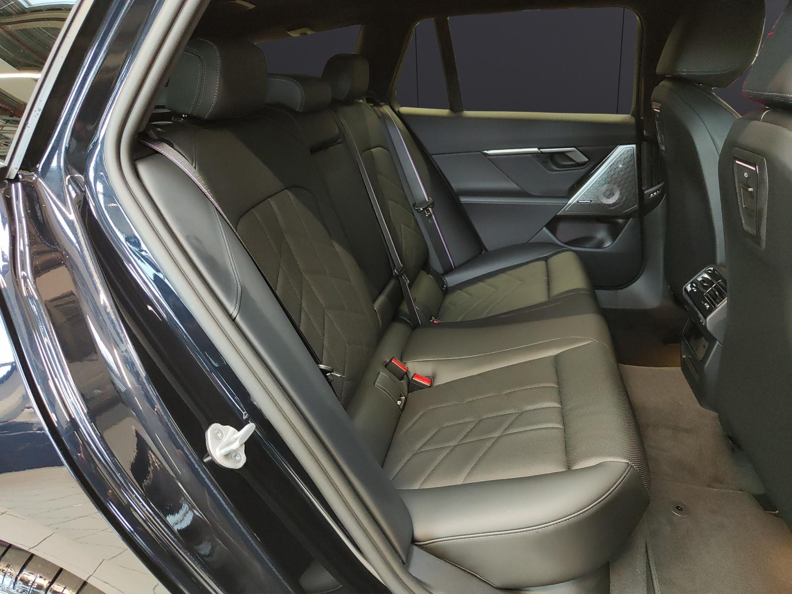 BMW 550e xDrive Touring-image-16