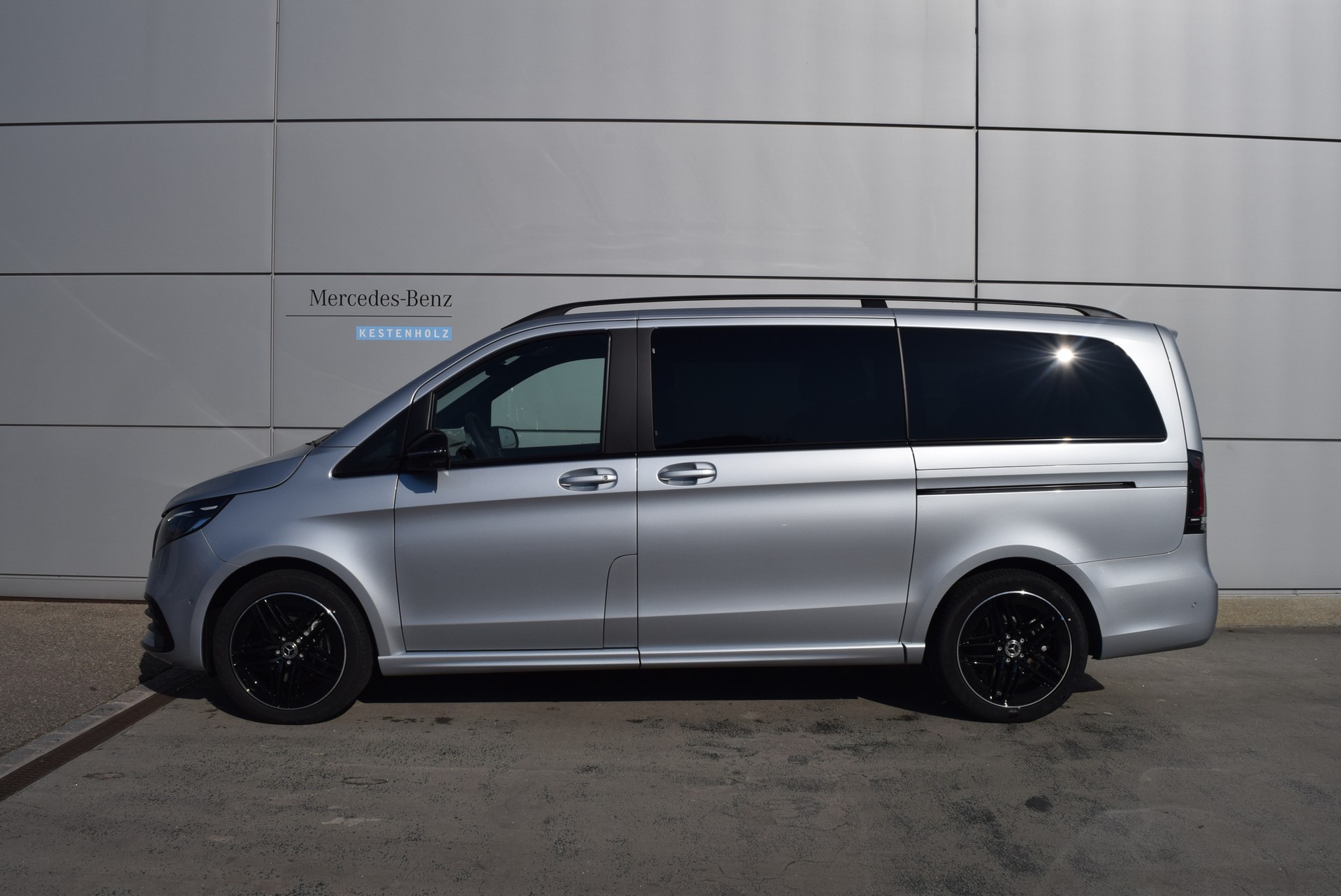 MERCEDES-BENZ V 300 d lang 4Matic Swiss Edition 9G-Tronic-showroom-element-2