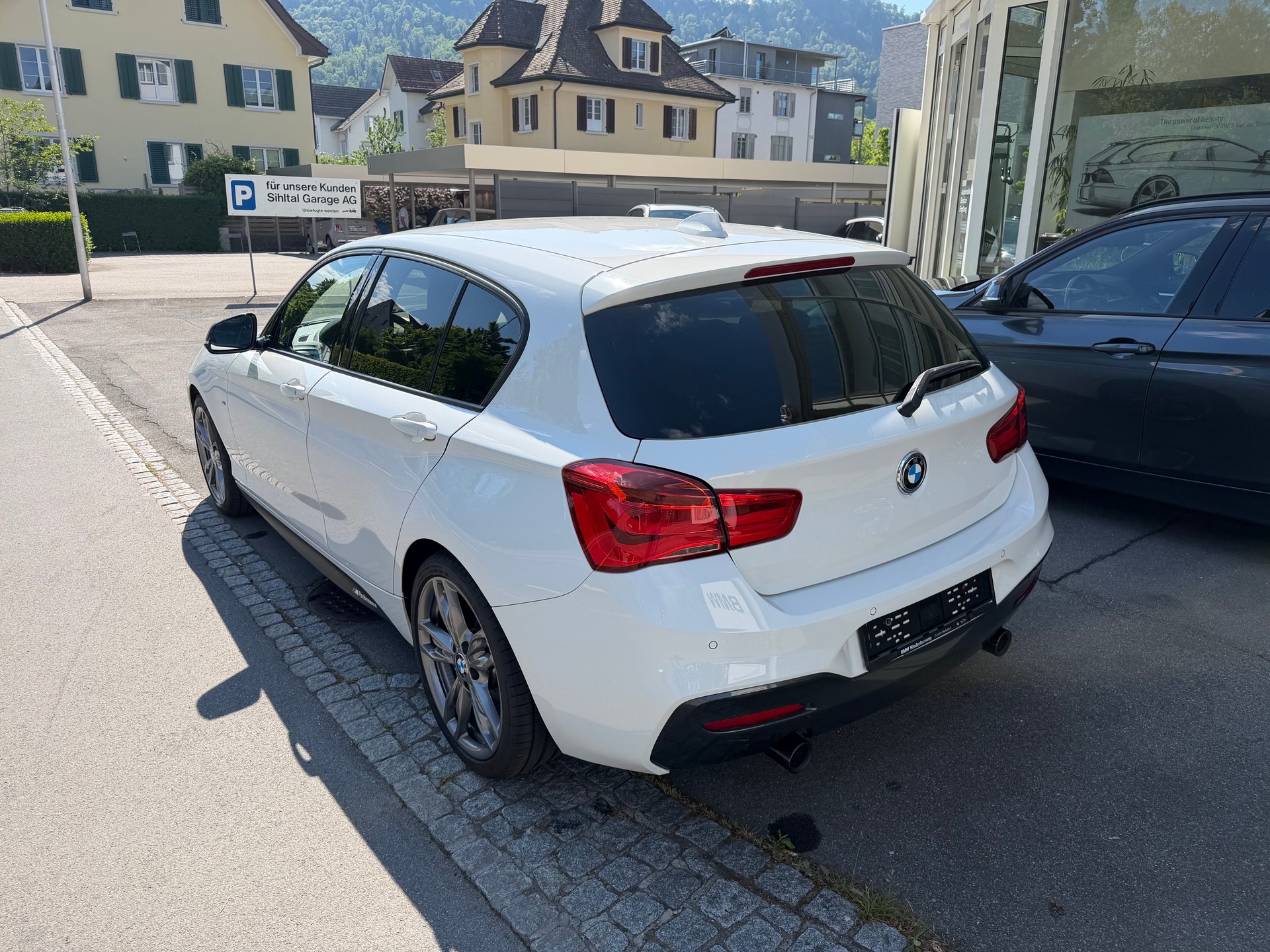 BMW M135i xDrive Steptronic-showroom-element-2