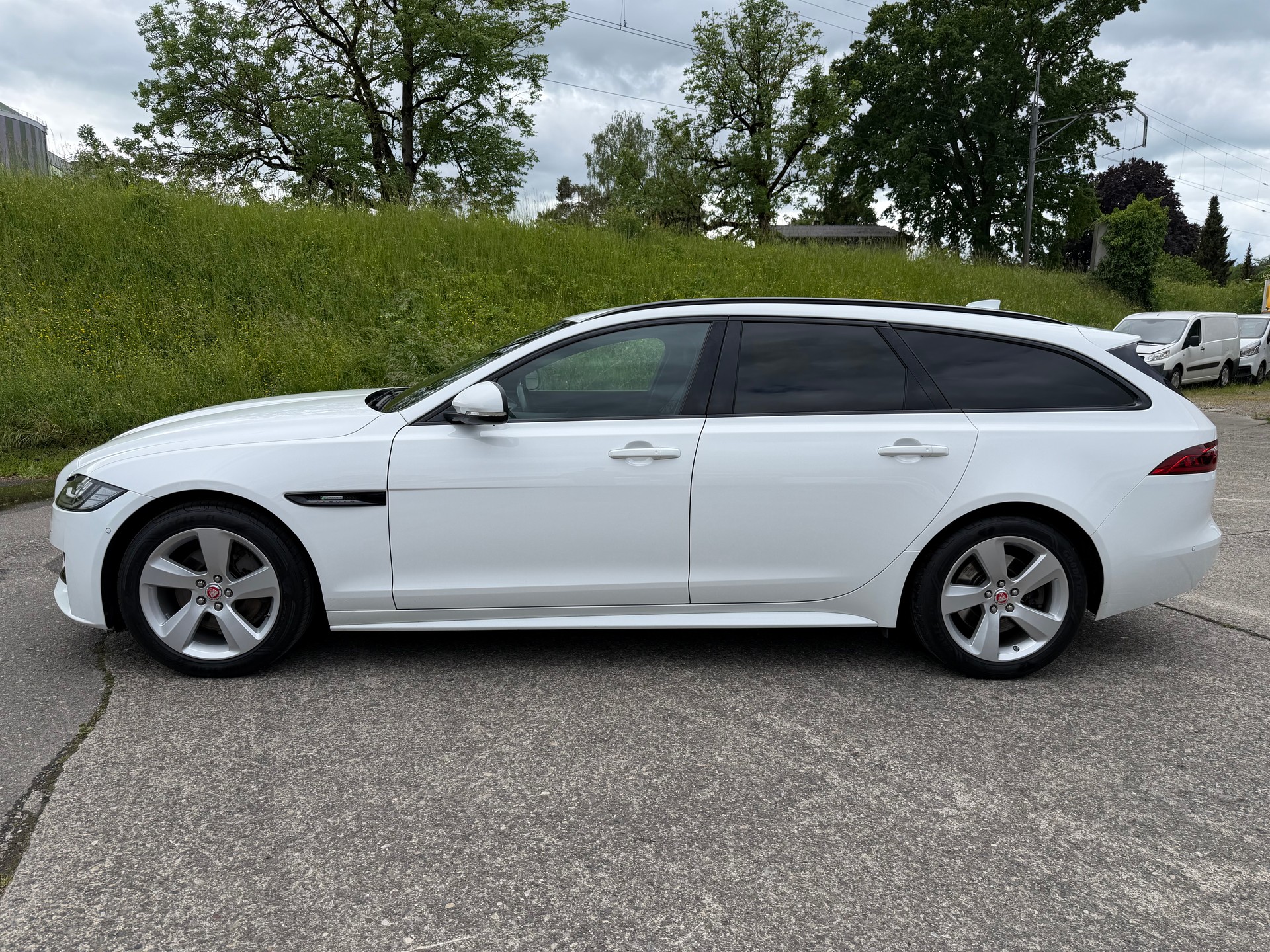 JAGUAR Sportbracke 2.0D R-Sport-showroom-element-1