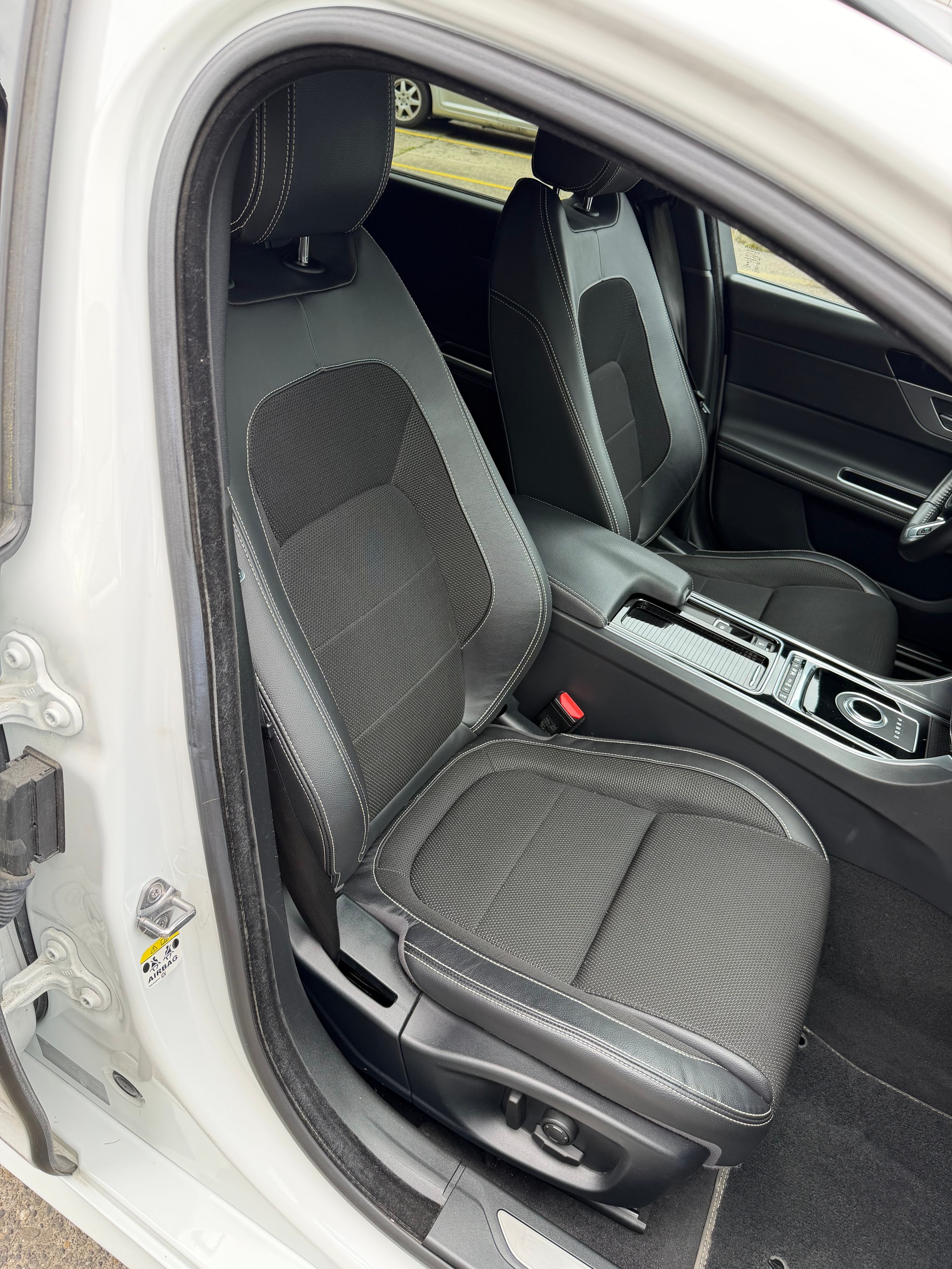JAGUAR Sportbracke 2.0D R-Sport-image-15