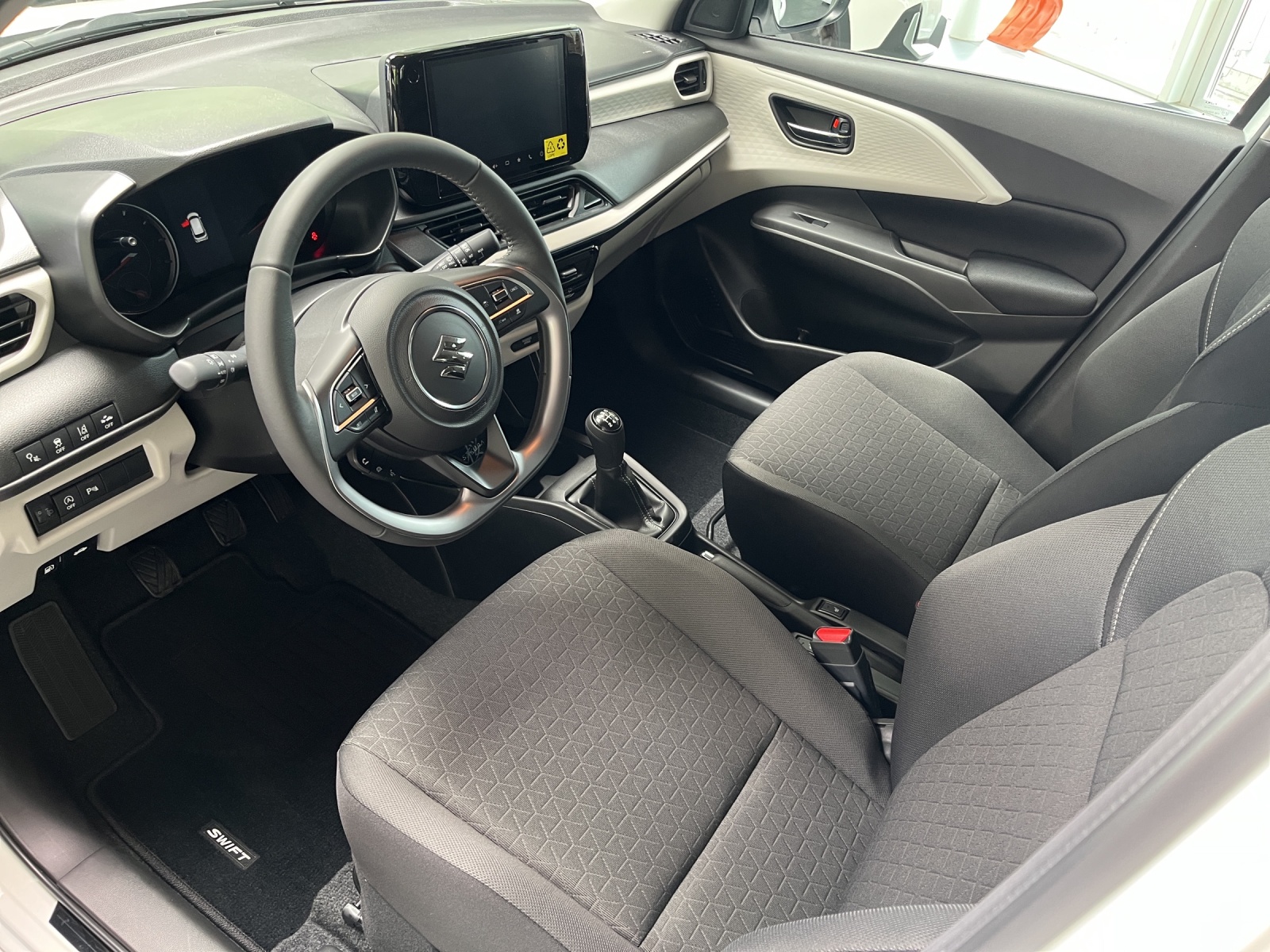 SUZUKI Swift 1.2 Sakura Hybrid 4x4-image-8