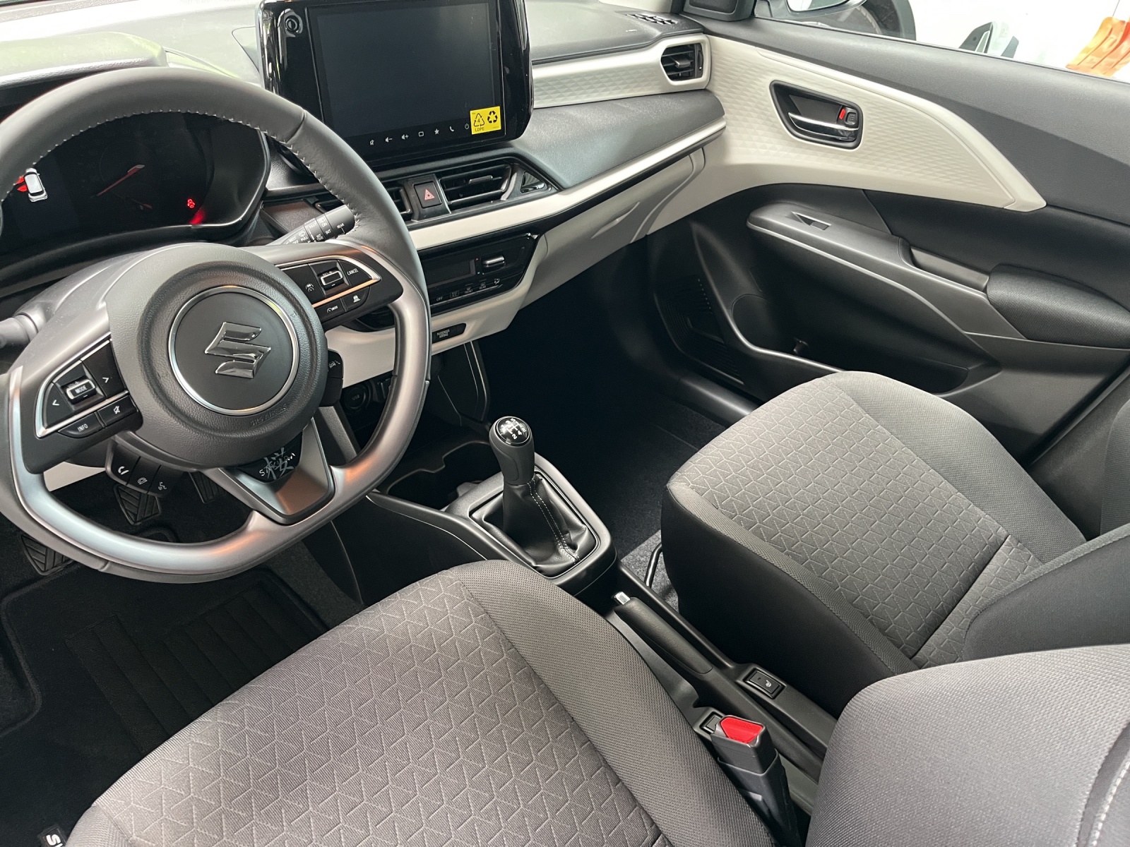 SUZUKI Swift 1.2 Sakura Hybrid 4x4-image-11