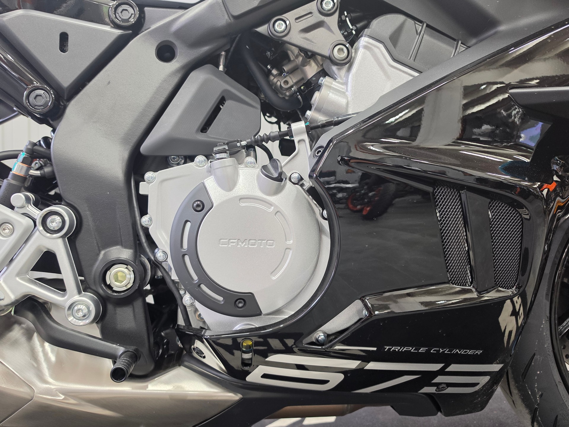 CF MOTO 675 SR-R (35 kW)-image-4