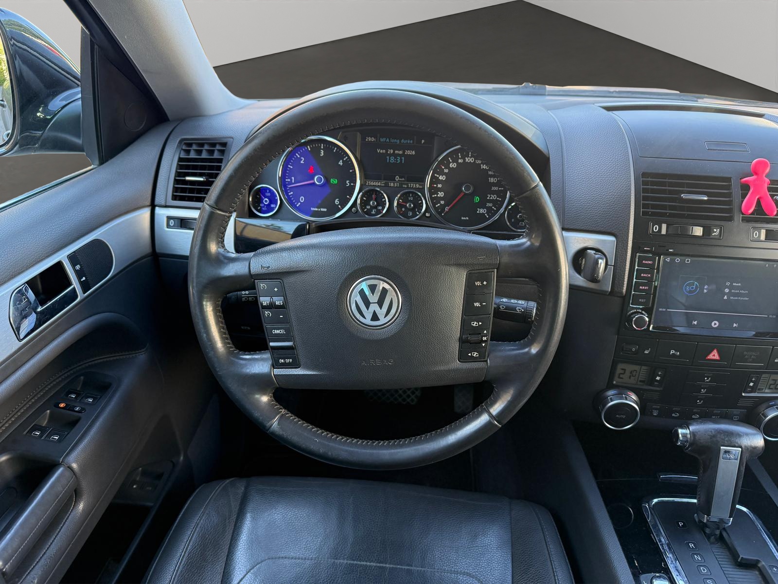 VW Touareg 3.0 TDI Tiptronic-image-9
