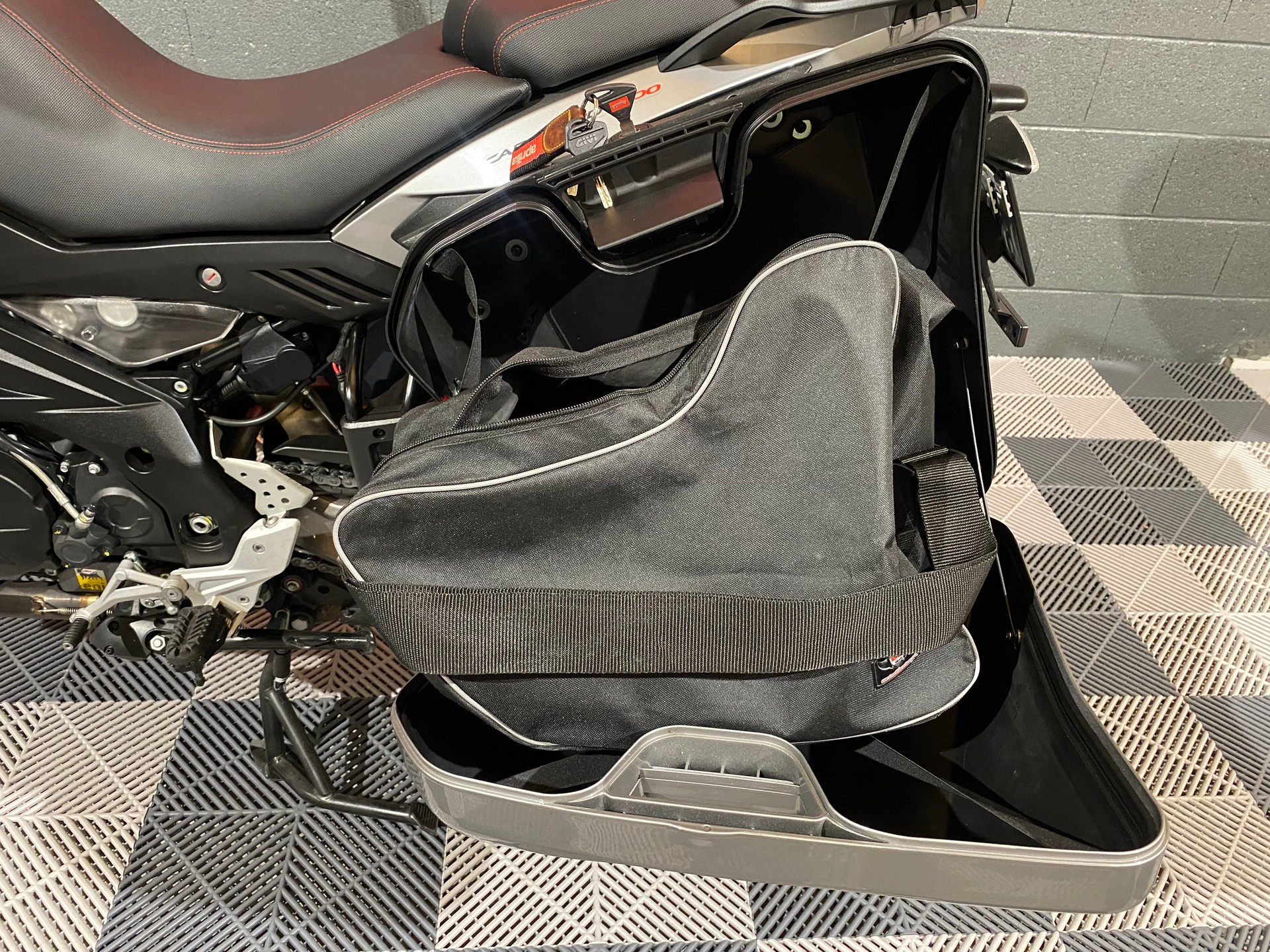 APRILIA Caponord 1200 ABS/TC Travel Pack-image-15