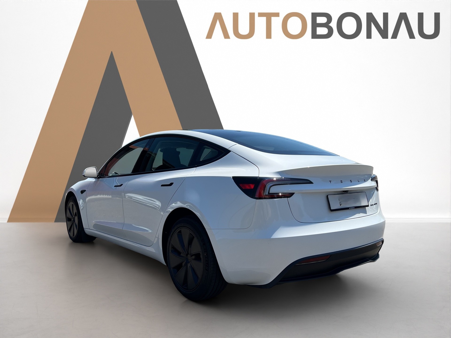 TESLA Model 3 Long Range Dual Motor AWD-showroom-element-2