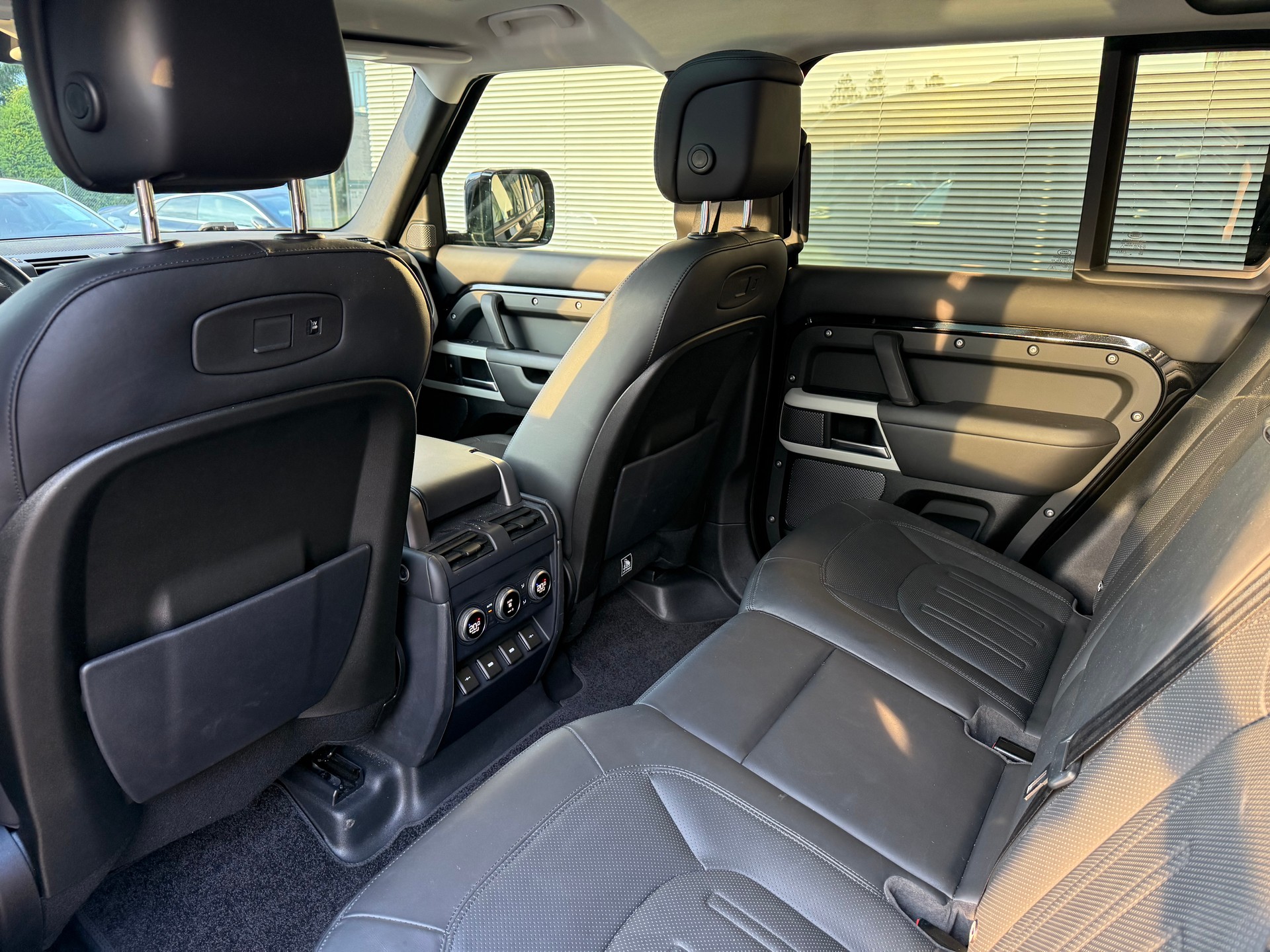 LAND ROVER Defender 110 D240 SD4 HSE AT8-image-13