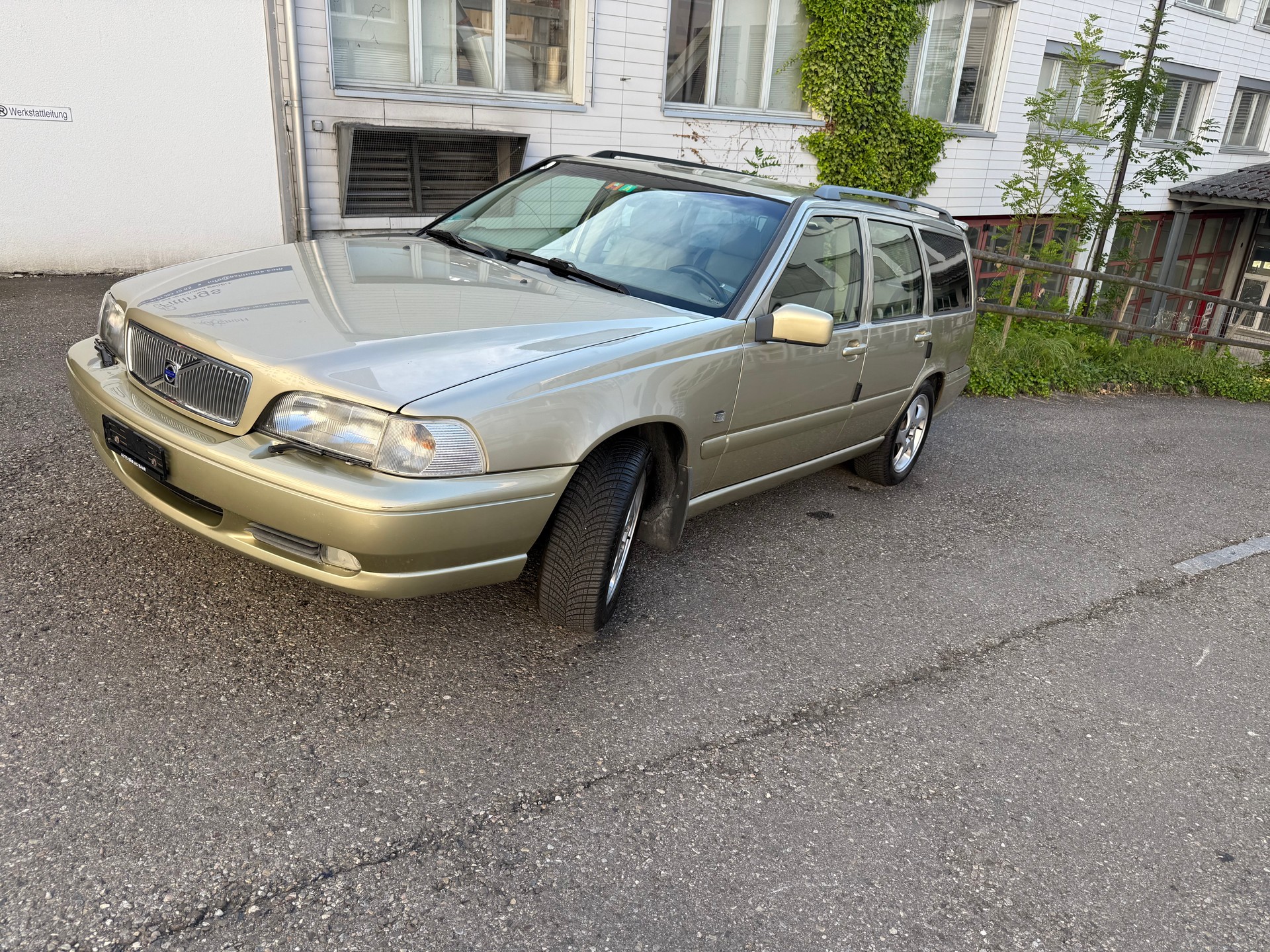 VOLVO V70 2.4 T-image-1