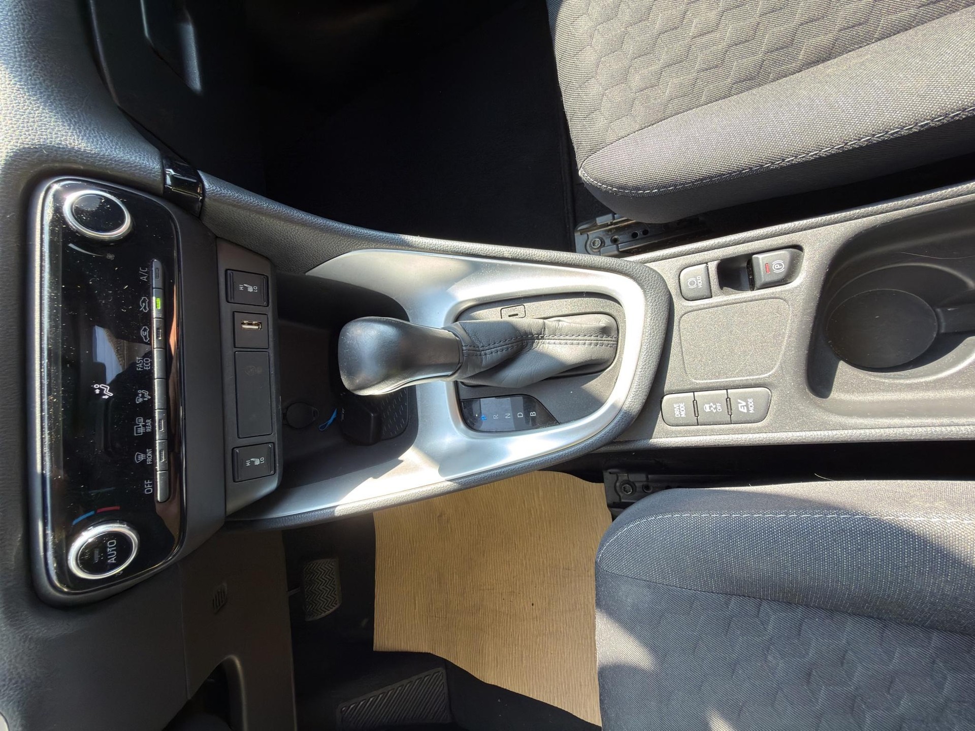 TOYOTA Yaris 1.5 VVT-i HSD Trend-image-15