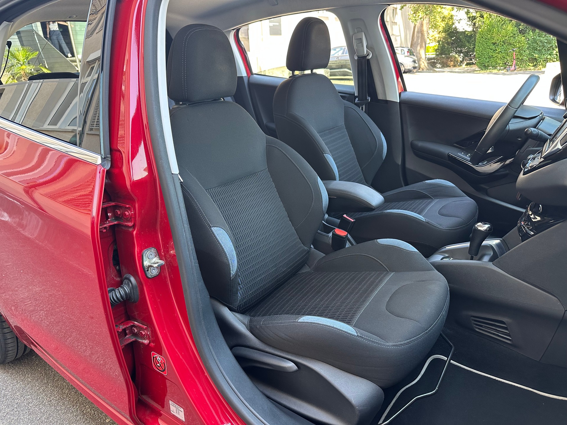 PEUGEOT 208 1.6 VTI Allure Automatik-image-13